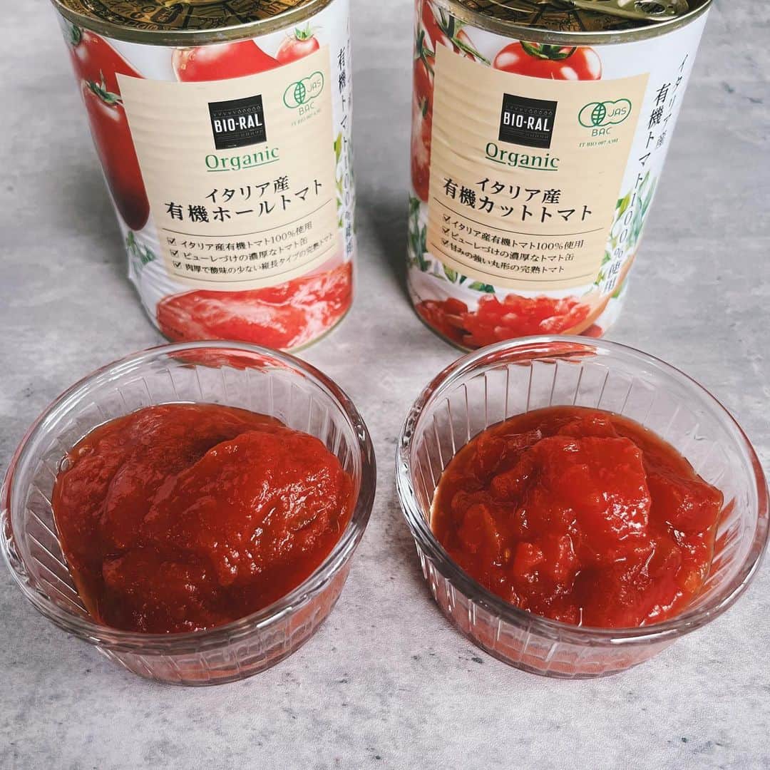 BIO-RAL靭店さんのインスタグラム写真 - (BIO-RAL靭店Instagram)「トマトのおいしさまるごと🍅✨ ビオラルのトマトを加工した商品は すべて異なる種類のトマトを使用しています💡  ビオラルのトマト缶は 有機先進国イタリア産の有機トマトを100%使用し、 ピューレにつけた濃厚なトマト缶です🥫  🍅『イタリア産有機カットトマト』は、 甘みの強い丸形の完熟トマトを使用。 サイコロ状にカットしてあるので、切る手間が省け 調理時間が短縮できます。 ガスパチョのような冷製スープや、 ミネストローネ、ドレッシングにもおすすめです🥗  🍅『イタリア産有機ホールトマト』は、 肉厚で酸味の少ない縦長タイプの完熟トマトを使用。 果肉をぎゅっと潰して加熱することで旨みが際立つので、 トマトソースなどの煮込み料理におすすめです🍝  ケチャップはチューブタイプと瓶詰タイプの ２種類ご用意しております💁🏻‍♀️  🍅『国産トマトで作ったトマトケチャップ』は 夏季に収穫された国産トマトを100%使用。 国産たまねぎ・非精製の粗糖・りんご酢を使用し、 食品由来の水分のみで作っているため、 濃厚なコクと旨み、とろっとした食感が特長です😋  🍅『有機JASトマトケチャップ』は 農薬・化学肥料を３年以上使用しない畑で育てられた、 真っ赤に完熟した有機JAS認定トマトを使用。 有機りんご酢・有機砂糖を使用し、 酸味をおさえたまろやかな味に仕上げました🙌  料理によって使い分けるのがおすすめです👩🏻‍🍳 ぜひお試しください💖  ◉おすすめ品 ビオラル イタリア産有機カットトマト 400g／本体価格198円 ビオラル イタリア産有機ホールトマト 400g／本体価格198円 ビオラル 国産トマトで作ったトマトケチャップ 380g／本体価格498円 ビオラル 有機JASトマトケチャップ 300g／本体価格208円  ※価格は定番価格となりますので 店頭表示価格と異なる場合がございます。 ※数に限りがございます。売り切れの際はご容赦ください。 ※画像はすべてイメージです。  皆さまの気になる商品は何ですか？ ビオラルで「買ってみました！」「試してみました！」など @bioral_west のタグをつけて教えてくださいね🍀  #プライベートブランド #トマト缶 #トマト缶レシピ #イタリア産 #ガスパチョ #冷静トマトスープ #トマトケチャップ #ポテトガレット #有機JAS #まろやか #オーガニック #有機 #bioral #ビオラル #ビオラル靭店 #ビオラルエキマルシェ大阪店 #ライフ #ライフコーポレーション #ナチュラルスーパーマーケット #大阪スーパー #阿波座 #靭公園 #utsubopark #エキマルシェ大阪 #エキマルシェ #梅田 #大阪 #umeda #osaka #osakastation」9月13日 17時30分 - bioral_west