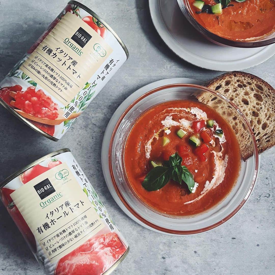 BIO-RAL靭店さんのインスタグラム写真 - (BIO-RAL靭店Instagram)「トマトのおいしさまるごと🍅✨ ビオラルのトマトを加工した商品は すべて異なる種類のトマトを使用しています💡  ビオラルのトマト缶は 有機先進国イタリア産の有機トマトを100%使用し、 ピューレにつけた濃厚なトマト缶です🥫  🍅『イタリア産有機カットトマト』は、 甘みの強い丸形の完熟トマトを使用。 サイコロ状にカットしてあるので、切る手間が省け 調理時間が短縮できます。 ガスパチョのような冷製スープや、 ミネストローネ、ドレッシングにもおすすめです🥗  🍅『イタリア産有機ホールトマト』は、 肉厚で酸味の少ない縦長タイプの完熟トマトを使用。 果肉をぎゅっと潰して加熱することで旨みが際立つので、 トマトソースなどの煮込み料理におすすめです🍝  ケチャップはチューブタイプと瓶詰タイプの ２種類ご用意しております💁🏻‍♀️  🍅『国産トマトで作ったトマトケチャップ』は 夏季に収穫された国産トマトを100%使用。 国産たまねぎ・非精製の粗糖・りんご酢を使用し、 食品由来の水分のみで作っているため、 濃厚なコクと旨み、とろっとした食感が特長です😋  🍅『有機JASトマトケチャップ』は 農薬・化学肥料を３年以上使用しない畑で育てられた、 真っ赤に完熟した有機JAS認定トマトを使用。 有機りんご酢・有機砂糖を使用し、 酸味をおさえたまろやかな味に仕上げました🙌  料理によって使い分けるのがおすすめです👩🏻‍🍳 ぜひお試しください💖  ◉おすすめ品 ビオラル イタリア産有機カットトマト 400g／本体価格198円 ビオラル イタリア産有機ホールトマト 400g／本体価格198円 ビオラル 国産トマトで作ったトマトケチャップ 380g／本体価格498円 ビオラル 有機JASトマトケチャップ 300g／本体価格208円  ※価格は定番価格となりますので 店頭表示価格と異なる場合がございます。 ※数に限りがございます。売り切れの際はご容赦ください。 ※画像はすべてイメージです。  皆さまの気になる商品は何ですか？ ビオラルで「買ってみました！」「試してみました！」など @bioral_west のタグをつけて教えてくださいね🍀  #プライベートブランド #トマト缶 #トマト缶レシピ #イタリア産 #ガスパチョ #冷静トマトスープ #トマトケチャップ #ポテトガレット #有機JAS #まろやか #オーガニック #有機 #bioral #ビオラル #ビオラル靭店 #ビオラルエキマルシェ大阪店 #ライフ #ライフコーポレーション #ナチュラルスーパーマーケット #大阪スーパー #阿波座 #靭公園 #utsubopark #エキマルシェ大阪 #エキマルシェ #梅田 #大阪 #umeda #osaka #osakastation」9月13日 17時30分 - bioral_west