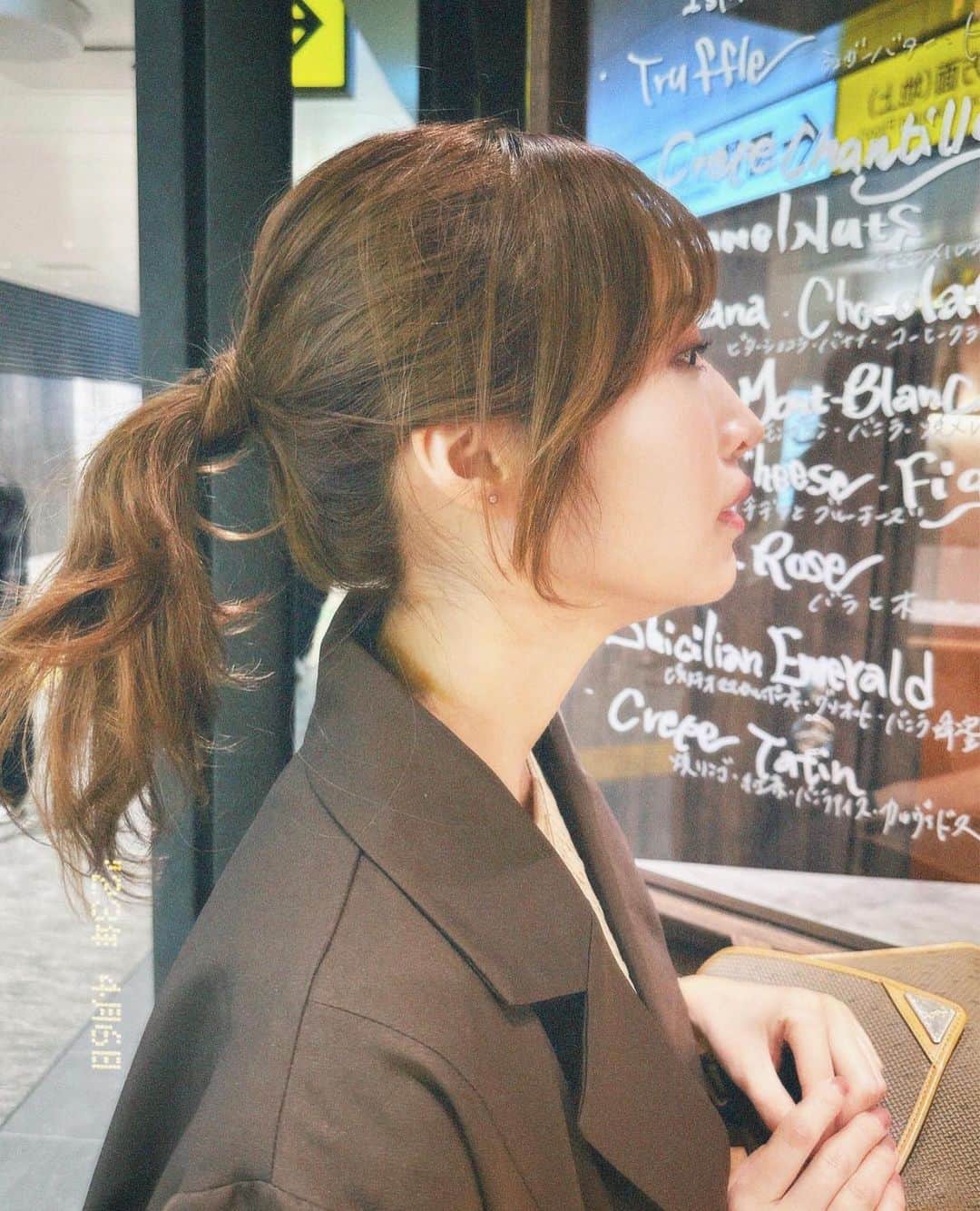 あいりのインスタグラム：「早く涼しくなってほしい🍂 秋が1番好き🤎  いつかのクレープ待ち☺︎ クレープは野菜系派で甘いのなかなか食べないけど PARLAのクレープは大人な上品な甘さで好き🤎  1日の終わりで髪の毛散らかってる🤫  #東京駅グルメ#東京駅#カフェ#クレープ屋さん#グルメ ＃ポニーテール」