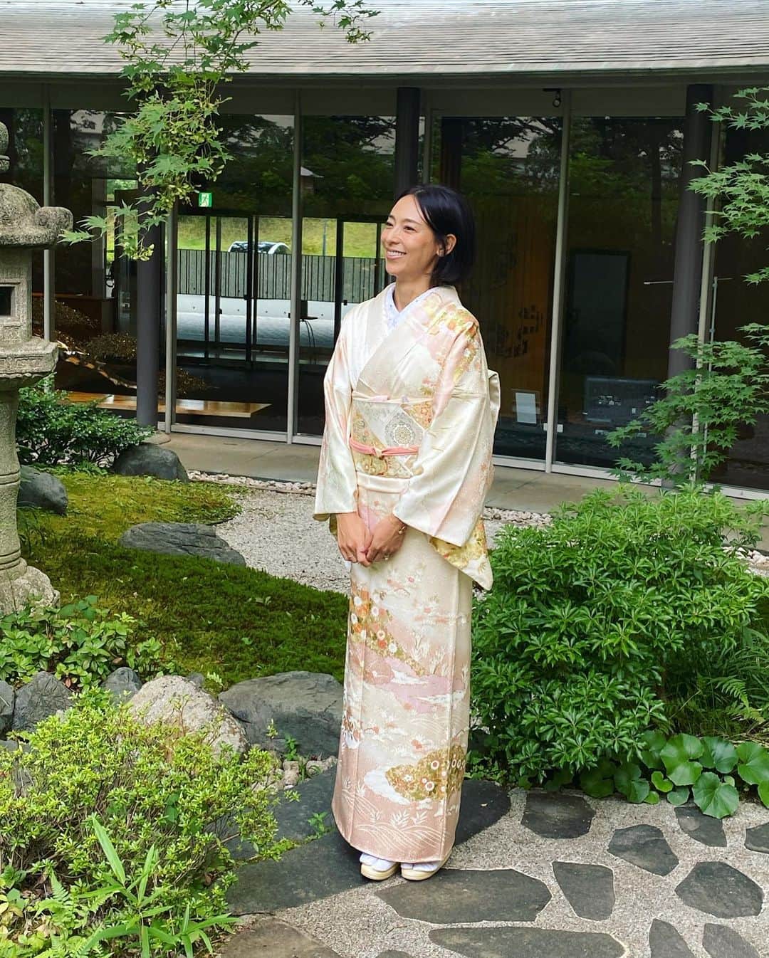 小泉里子のインスタグラム：「今回の一時帰国では 京都で家族写真を撮りました。  1番上のにーにが20歳になり 成人の写真と一緒に家族写真も。  みんなそれぞれの場所で頑張ってるから 全員集まれるのは 1年の中のほんの少しの時間 子供の成長って本当に早くって だからこそ、この時を ちゃんと写真に納めたいなと思った。 来年は、ねーねの成人 そのまた次は、にーに2の成人 どんな家族写真にしようか 今から楽しみでしかたない。  そんでもって 下の息子が成人になる頃には 私は…59歳。 どんな写真にするか考える前に とりあえず59歳の割には綺麗でいたいわ〜。笑」