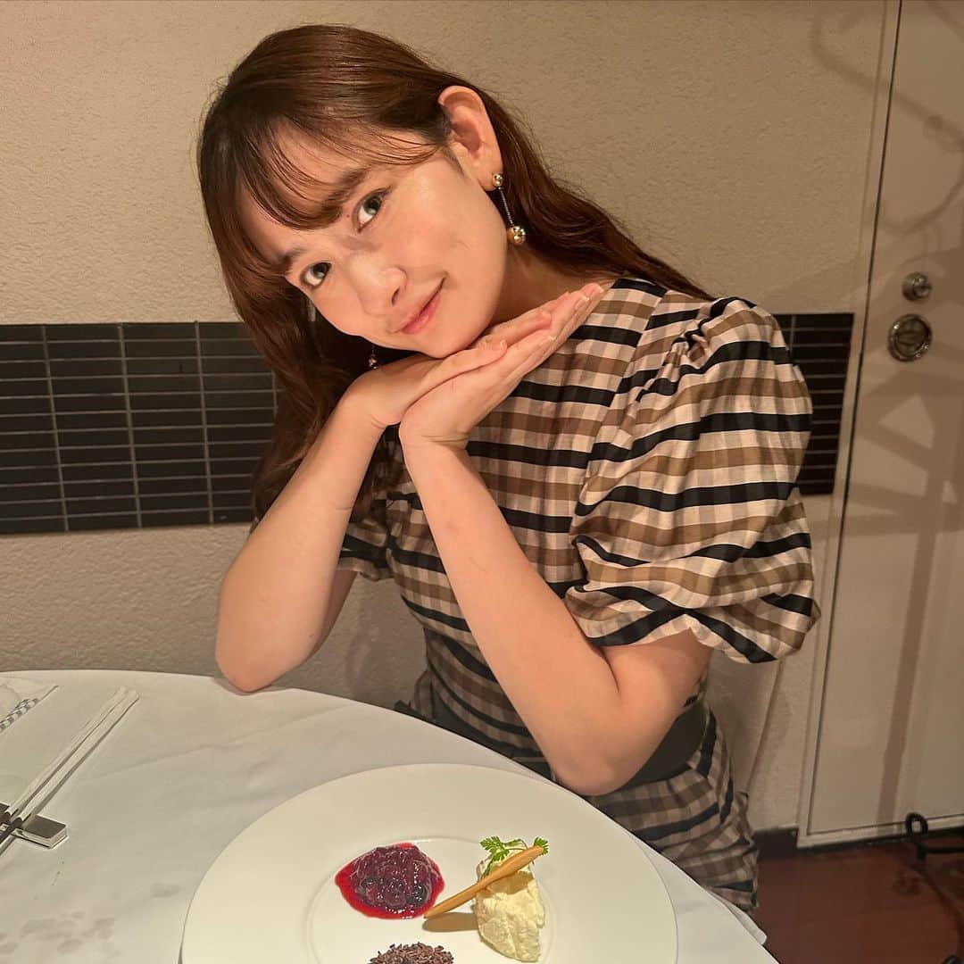 川口カノンのインスタグラム：「姉と素敵な空間でお食事してきました〜🌹✨ ． カスケード銀座にお邪魔してきました🐶 @cascade_ginza  ． フレンチコースがお箸で気軽に食べれるというコンセプトのお店☺️ ． 個人的にスープと鴨が特に美味しかったです☺️💓 今回いただいたのはお箸で食べるフレンチコース  ＜乾杯酒＞  ＜アミューズ＞ 苺と鶏レバーのマカロン　～イチジクを添えて～  ＜オードブル＞ 2種のクレープロール　パテ・ド・カンパーニュと共に ～スモークサーモンと4種チーズ＆生ハムとりんごのコンポート～  ＜スープ＞ 本日のポタージュ  ＜パン＞ 全粒粉ロールとホワイトロール  ＜アントレ＞ 鴨肉のロースト　～マデラソースとブリュレアスパラを添えて～  ＜お口直し＞ エキゾチックフルーツとグレープフルーツのジュレ 　～クリームチーズのアイスクリームと共に～  ＜チョイスメイン＞ ［ポワソン］ 旬魚のフリール＆ホタテのミキュイ　～九条ネギとディルジンジャーのアクセントで～ ［ヴィアンド］ サーロイン・大山鶏・豚肩ロース　～3種肉の低温グリエと野菜のエチュベ～  ＜デセール＞ クレームダンジュ　～ベリーソースとカカオの香り～  トランクケースに入ったプチケーキ ． 見た目も可愛く雰囲気も素敵だったので是非💓 ． ． ． ．  ##カスケード銀座店 ##フレンチ ##お箸でフレンチ ##お祝い ##トランクケース #PR」