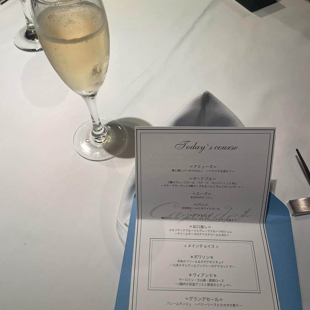 川口カノンさんのインスタグラム写真 - (川口カノンInstagram)「姉と素敵な空間でお食事してきました〜🌹✨ ． カスケード銀座にお邪魔してきました🐶 @cascade_ginza  ． フレンチコースがお箸で気軽に食べれるというコンセプトのお店☺️ ． 個人的にスープと鴨が特に美味しかったです☺️💓 今回いただいたのはお箸で食べるフレンチコース  ＜乾杯酒＞  ＜アミューズ＞ 苺と鶏レバーのマカロン　～イチジクを添えて～  ＜オードブル＞ 2種のクレープロール　パテ・ド・カンパーニュと共に ～スモークサーモンと4種チーズ＆生ハムとりんごのコンポート～  ＜スープ＞ 本日のポタージュ  ＜パン＞ 全粒粉ロールとホワイトロール  ＜アントレ＞ 鴨肉のロースト　～マデラソースとブリュレアスパラを添えて～  ＜お口直し＞ エキゾチックフルーツとグレープフルーツのジュレ 　～クリームチーズのアイスクリームと共に～  ＜チョイスメイン＞ ［ポワソン］ 旬魚のフリール＆ホタテのミキュイ　～九条ネギとディルジンジャーのアクセントで～ ［ヴィアンド］ サーロイン・大山鶏・豚肩ロース　～3種肉の低温グリエと野菜のエチュベ～  ＜デセール＞ クレームダンジュ　～ベリーソースとカカオの香り～  トランクケースに入ったプチケーキ ． 見た目も可愛く雰囲気も素敵だったので是非💓 ． ． ． ．  ##カスケード銀座店 ##フレンチ ##お箸でフレンチ ##お祝い ##トランクケース #PR」9月13日 11時19分 - kkanonnn