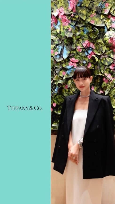 JUNNAのインスタグラム：「@tiffanyandco  昨夜はティファニー表参道店オープニングパーティーへ  店内は花をモチーフとしたデザインが随所に...特に天井に浮かび上がる柄や繊細な照明あまりに素敵。眩ゆいジュエリーショーケースを目の前に、天を見上げる事など忘れてしまいそうですが、お店へ遊びに行ったらぜひ見てみて欲しいポイント  ティファニーのテーマ〝モダンラブ〟ラブの形はさまざま。固定概念にとらわれず友人や恋人、自分自身をより自分で愛してあげる...  人生で一番初めに身につけたジュエリーは両親から贈られたティファニーのもの。人生の節目、節目にティファニーのジュエリーを贈って貰ったり、自分自身に贈ったり。  結婚指輪もティファニーです。 これからもずっと人生を共にするジュエリー。  #tiffanyandco #TiffanyOmotesando #ellepromotion #表参道」