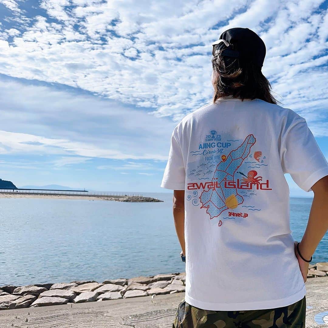 のインスタグラム：「34アジングカップin淡路島🐟  今回もMC🎤として参加させていただきました🌴✨  天気にも恵まれて最高の釣り日🎣 みんなで楽しい時間を過ごせました☺️🌙 でっかい蛾🦋怖かったけど（笑）🥶  大会開始前は受付テントにて 34アウトレット商品や限定Tシャツ、限定コラボキャップ🧢、FUCHIBITE調理器具の販売をしています✨  その後はみんなで清掃活動🚯 めちゃくちゃゴミ多かった😥😥  【アジングCUP】 5匹のアジのマアジの総重量で勝負❗️ 3位まで表彰🏆  【豆アジングCUP】 1匹のマアジの最小長さで勝負❗️ 3位まで表彰🏆  【お楽しみ抽選会】 参加者全員で抽選会🎁 テレビ📺や松阪牛🐂34アジングロッド等豪華賞品盛りだくさん✨  入賞された皆様、おめでとうございます👏🏽‼️ 釣れなくても良い景品ゲットできた方もおめでとうーー🎊✨✨  次回は9/23(土) 三重県の紀伊長島で開催予定です🌙🎣  9/20までエントリーできるので 34のHPからチェックしてね😆🐟 私も会場で待ってまーす🙌🏽❣️  #アジング #アジングカップ #34アジングカップ  #淡路島  #34 #thirtyfour  #家邊克己 さん #鋭角アニキ #フッチー  #渕上万莉」