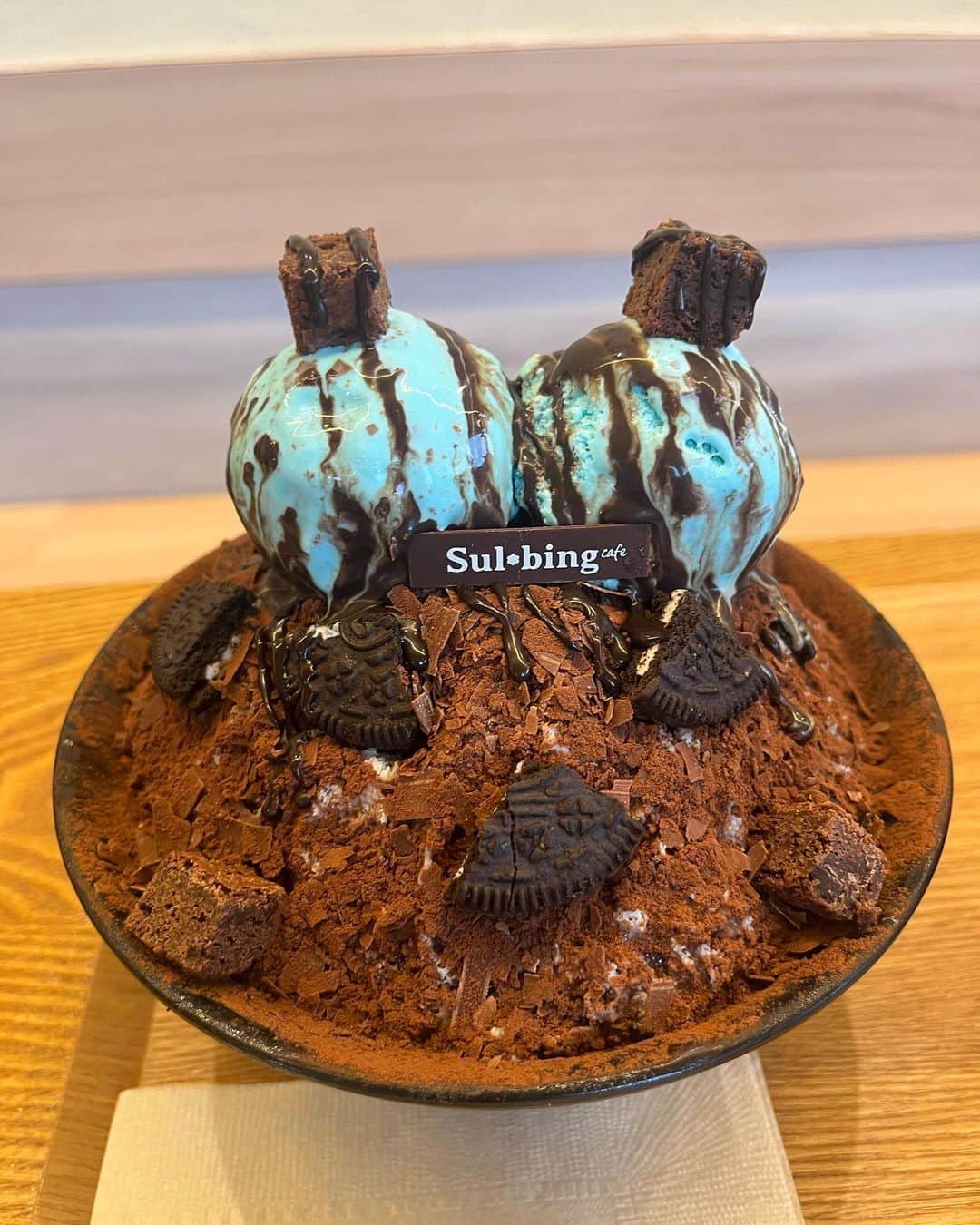 のインスタグラム：「新大久保にある(@sulbingjapan ) にかき氷食べいったの🖤 1回目はめろんいちごチーズで 2回目はチョコミント🌙*.｡ どっちも美味しかった(ᐡ⸝⸝o̴̶̷̤ ﻌ o̴̶̷̤⸝⸝ᐡ)  他のも気になるから また食べいきたいな🤭✨  #新大久保グルメ  #新大久保  #新大久保カフェ  #新大久保スイーツ  #かき氷」