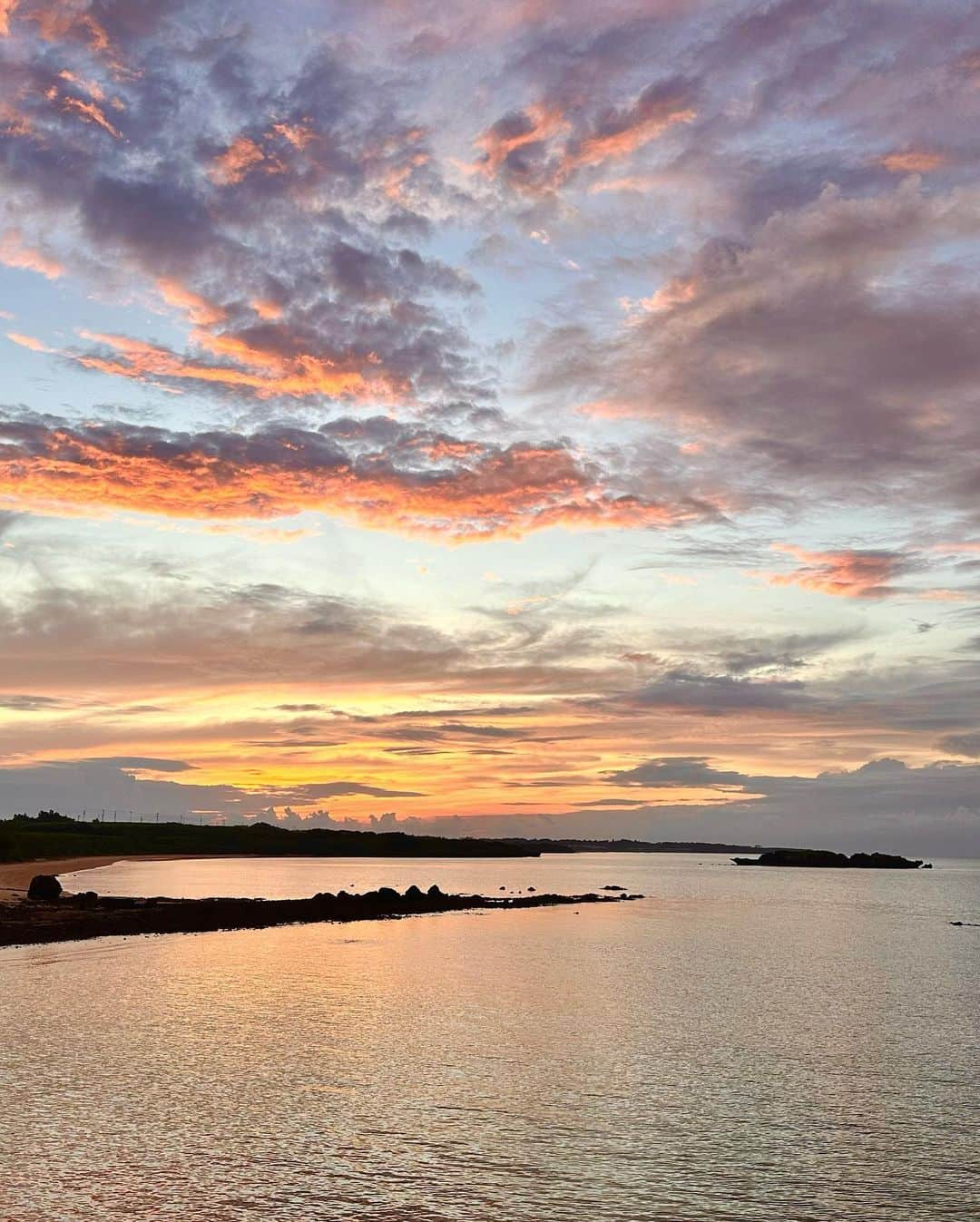 多嶋沙弥さんのインスタグラム写真 - (多嶋沙弥Instagram)「我が家の夏休み vol.1 . すっかり島好き家族ですが、 温かい空と雰囲気で小さい子を連れていてもゆっくり過ごせ、 透明な海の中の景色は何度潜っても見飽きることがありません🐟 今回は家族水入らずだったので、 あまり予定を固めずその日の天気や気分で何をするか決めていました💓 . 1. 全身 @kp1_cuddle 👙🧢🧡 2.小浜島に一泊して、 @_yuuki_n__ 家族と団欒🥰 3.フェリーから見る、不思議な空🚢 半分は青空、半分は雨☁️ 4.お宿に住んでいるラブリーさん🐈 5.6.7.小浜島の日の出、20分間🌅 8.息子とニモ🤿 ガイドさんに撮ってもらった水中カメラの写真ですが、 こう見ると私もカメラが欲しくなるなぁ(凝り性)🧐 9.休憩に上陸した無人島にて🍼 次男、普段のルーティンが大いに崩れる数日間でしたが、元気に旅を乗り切ってくれて何より😊 早く一緒に海の中を見たいね😘 10.私は船酔いと海酔いに苛まれ、 ランチをかき氷で済ますという食い意地人間にとっては痛恨のミスを… 「とにかく酔い止めを飲む」 この旅の学びです📝 . 写真がまだあるので、 もうひとつ夏休み投稿が続きます🌺 どうぞお付き合いくださいませ🥰 . #夏休み#石垣島#小浜島」9月13日 11時14分 - saya_tajima