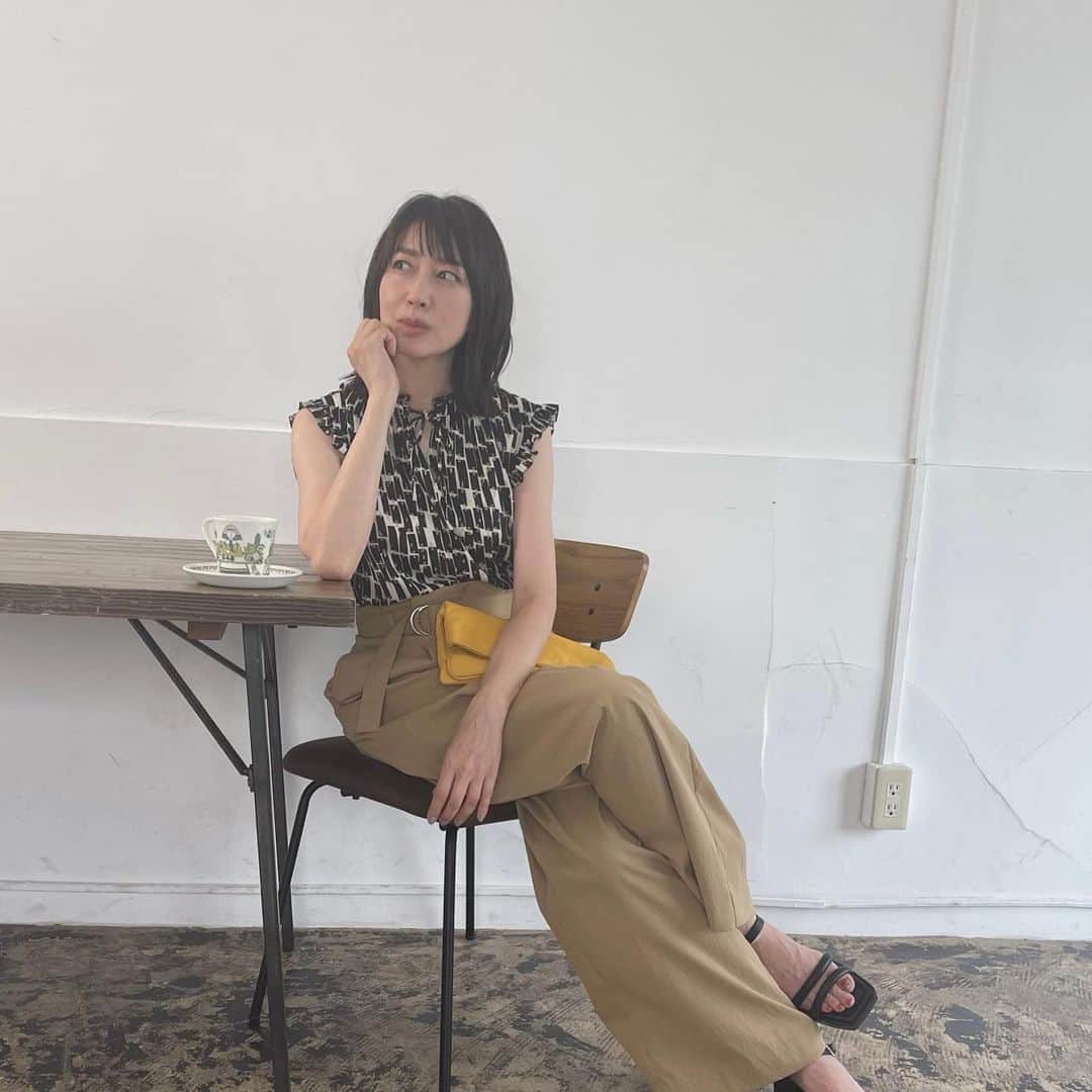 森口瑤子のインスタグラム：「. . 打ち合わせちう。 . #まだまだ暑い秋コーデ」
