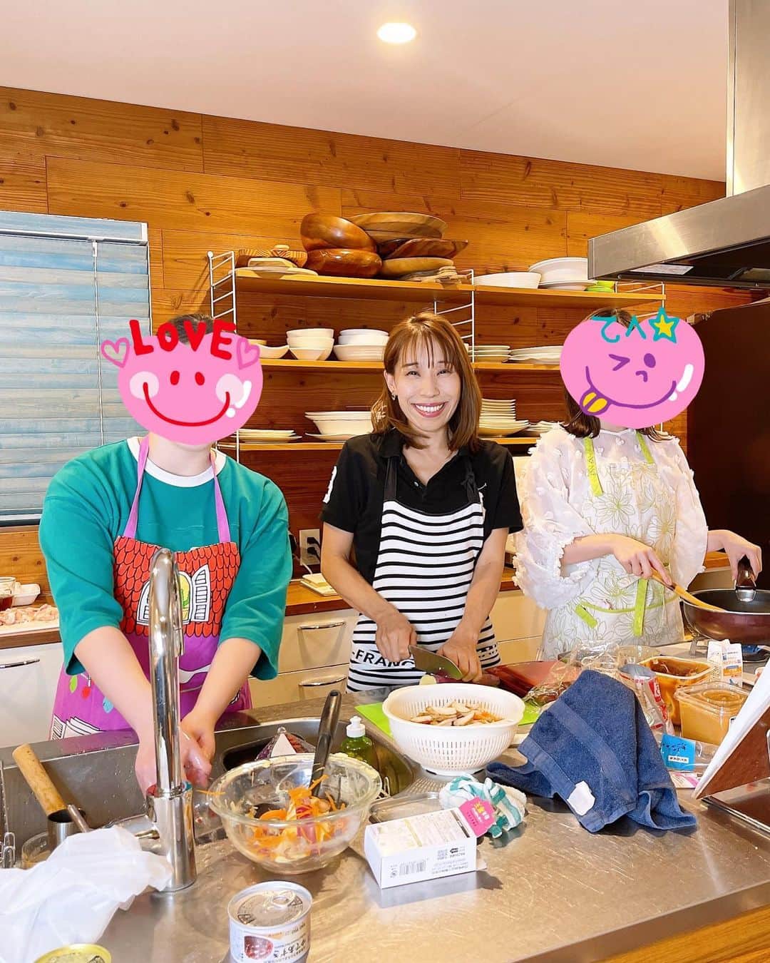 のインスタグラム：「【大学のお友達と夏休みの宿題をやりました〜！！】  大学の宿題に献立があってさ、みんなそれぞれお題があるんだけど、私ははんぺんでなんちゃってウナ玉にしました〜✨✨✨  お友達「めっちゃおいし〜！」って。やった〜🤣🤣🤣  みんなで作った後は、みんな20歳になったので、飲み会パーティーです🍺✨  お友達2人、ビールを飲んで「おいしー」って。ビールの美味しさがもう分かるの❓　　　　  ちゃんと手土産まで持ってきてくれてさ、ありがと〜✨✨✨  来週から大学が始まります。後期もよろしくお願いします❗️❗️勉強頑張ろう🤩🤩🤩  れんくんのお弁当は、タイで買ってきたグリーンカレーペーストを使ってグリーンカレーにしました😍😍😍  #みきママ　#管理栄養士 #大学生 #宿題 #献立 #20歳 #お弁当　#弁当　#グリーンカレー　#うなぎ  #高校生 #男子弁当　 #japanesefood #obento #onigiri #japan」