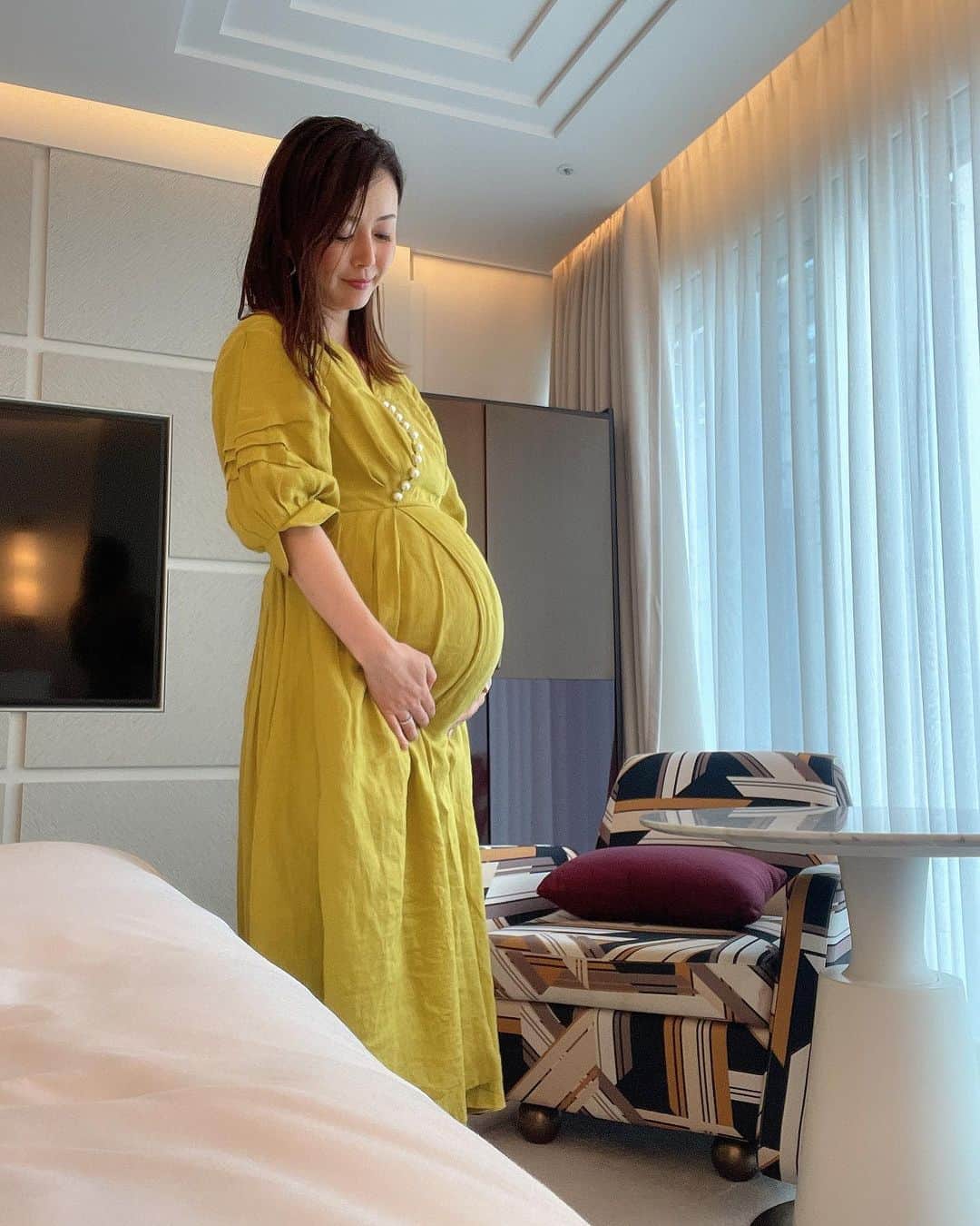 のインスタグラム：「皆さんからのコメントありがとうございます。  誤解を招きやすい文章になってしまったのか、 タイトルとして頑張らないと題しており、 その頑張らないは、文章全体を読んで頂きますと起承転結の結びにかかっておりますので、帝王切開についての文章というよりは、今後のことや年齢のこと初めての子供ということで頑張りすぎないようにしないと、ただでさえ気合いが入りまくってしまうので気をつけておかないと今後もたないだろうから、頑張らないようにしよう！って心に思っておくことが大事だなと感じた思いを書きました。  コメントを頂く中で、ちゃんとその思いが伝わっている方が多くて、お互いに頑張りすぎないように、 頑張りましょう！という気持ちになっておりましたが、そう伝わらなかった方もいらっしゃるようなので誤解をさせてしまったら申し訳ないと思っております。  文章後半にも書いてありますように、 頑張らないというのは人間関係のことで、 大切な人、身近な家族、友達などでも頑張りはじめると無理が生じてしまうので、 赤ちゃんに対しても出産後は無理して完璧さを求めルミのではなく助けてもらえるものは助けてもらおうと思っているという内容でした。  私は不妊治療をしてきて、子どもを持つ難しさや辛さ精神的にも肉体的にも追い込まれていく経験を経て、43歳で諦めた時に奇跡を頂きました。  そんな私が、帝王切開について軽く思ったりするはずはなく… 自分だけが楽したいと思うなら、親になろうとしたり不妊治療を続けてきたりしないですよね。  何故そう伝わったり、思ったりされてしまうのか…私の書き方や伝え方が未熟だったのかもしれません。  ただ私の伝えたい通りに伝わっていて、 今回のことを逆に心配してくださる方々も多くいて、ありがたいやら申し訳ないやらで、本当に温かい言葉を頂き感謝しております。  44歳で身体が重たく毎日体力の限界までヘトヘトになり、体調も万全でない中で出産する選択肢を先生から色々と提案頂いた上で、陣痛促進剤が効かずに陣痛が長引き、母体にも赤ちゃんにもトラブルが残る可能性を考えたら、私に痛みや傷が残っても赤ちゃんを優先しようといういう思いでした。  高齢のため無痛の場合でも、陣痛が長引くことで体力が奪われることによる後遺症や様々なリスクを伴うこと、子宮や経膣の傷からの産後の回復の遅さなど色んなトラブルの可能性があります。 それでも無痛にすべきなのか、  帝王切開を選んだ場合も同じく、回復の遅さや、術後の傷の痛み、後遺症、それぞれのリスクを何度も確認し、散々悩んだ結果、私の場合は帝王切開にしようと決めただけで、帝王切開が頑張らないにはかかっておりません。  今回のことで出産は皆さんにとって人生最大といってもいいほどの経験であるからこそ、想いも強くなるんだろうと思いました。  それぞれの経験は全員全く違うので、 どれが正しいとかもなく、自分の経験以外のことは考えられなくなってしまう方もいらっしゃるのかなとも思いました。  私も自分の判断や経験が正しいとも思っておりません。 無痛で良かった、自然の方が良かった、　帝王切開が良かった、様々です。  無痛でも、すごく痛くて辛かった、自然の方が良かった、後遺症が残り早く帝王切開にして欲しかった、帝王切開の方が回復が早かったなど、  帝王切開でも、痛みが残って無痛にすれば良かった、痛みは2.3日で治まった、傷口は全然気にならない、逆に傷口を見ると辛くなる…など、 本当にそれぞれなんですよね。  だからこそ私も気をつけなければならないのですが、 皆さんが違う経験をされている中で、今後も全員に寄り添った文章をお届けできないこともあるかもしれません。 申し訳ございません。  なので、私の一個人の経験、思いの記録として残していけたらと思っておりますのでご理解頂けたら幸いです。  宮崎宣子」