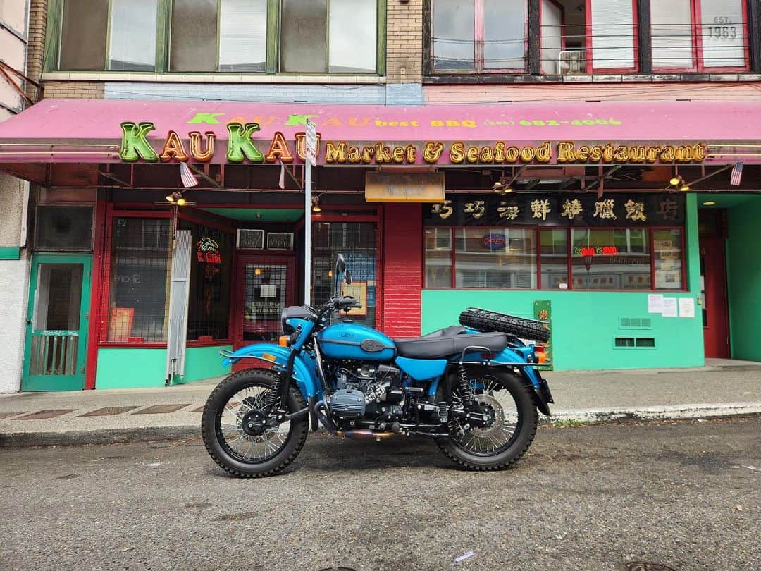 Ural Motorcyclesさんのインスタグラム写真 - (Ural MotorcyclesInstagram)「Ural Gear Up Caribbean Blueでの街角アドベンチャー🏍️ この風景、どこの国だと思う？コメントで予想してみてね！ 📸 写真提供: @bsakat」9月13日 11時27分 - ural_japan_official
