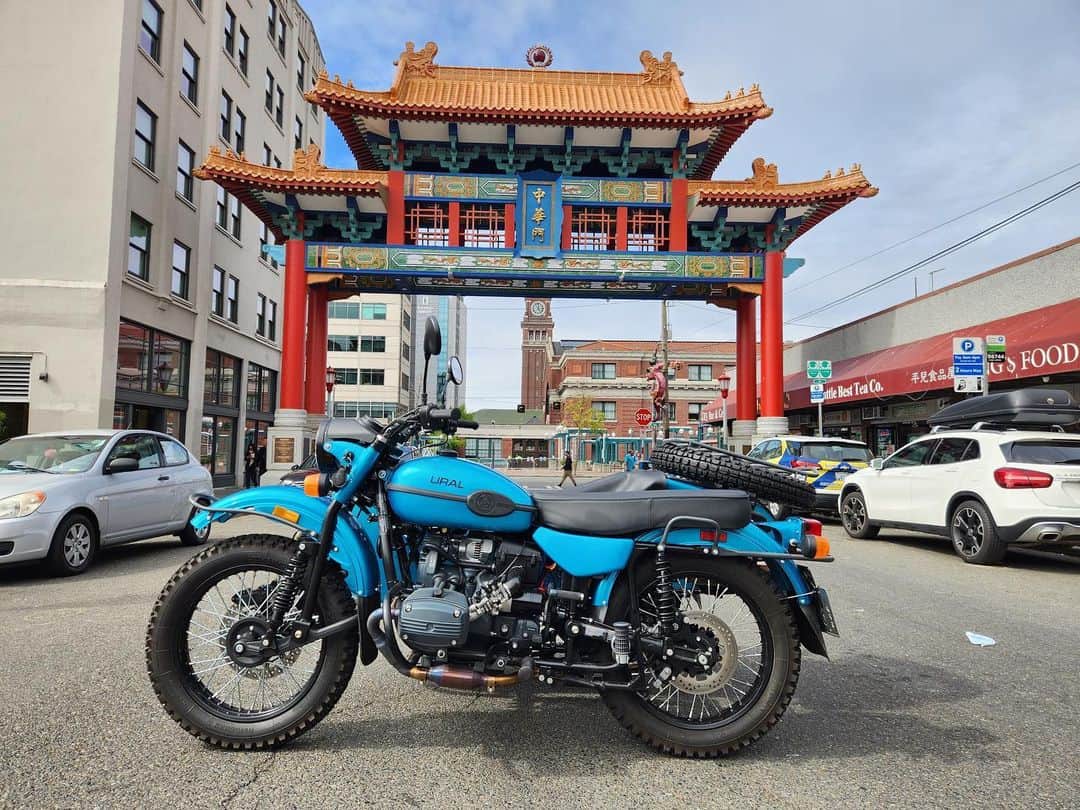 Ural Motorcyclesさんのインスタグラム写真 - (Ural MotorcyclesInstagram)「Ural Gear Up Caribbean Blueでの街角アドベンチャー🏍️ この風景、どこの国だと思う？コメントで予想してみてね！ 📸 写真提供: @bsakat」9月13日 11時27分 - ural_japan_official