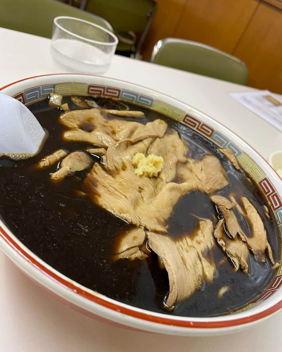 ジョー のインスタグラム：「初めましての旭川ラーメン  「蜂屋」さん @hachiya19471208   焦がしラードが特徴的なラーメン  濃そうだけどむちゃくちゃあっさり  焦がしラードのコクがたまらん  油濃いめにしてもくどくなくてすばら  ごちそうさまでした  さあ本日旭川でものまねして帰ります。  #蜂屋 #旭川ラーメン #北海道グルメ」