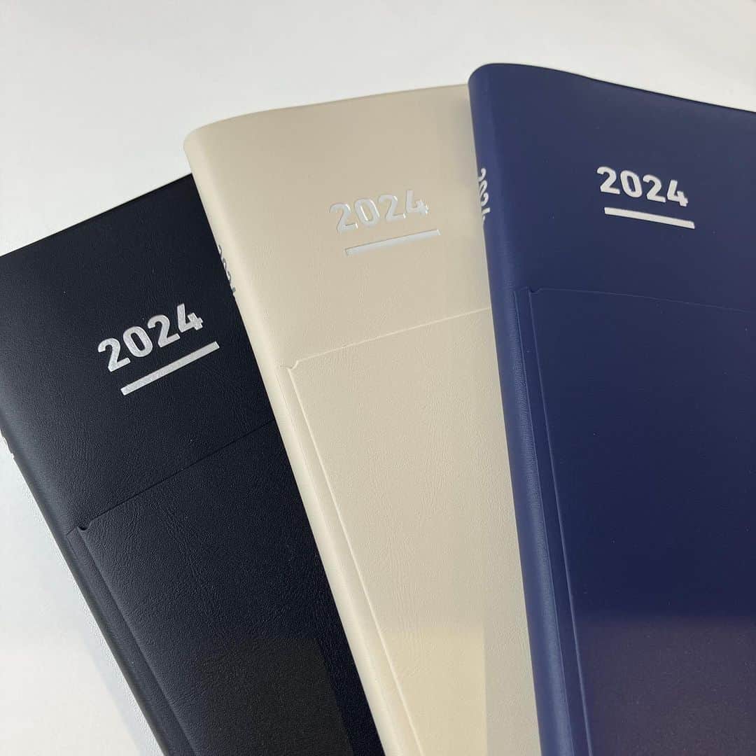 コクヨのぶんぐのインスタグラム：「2024年版の手帳紹介👏 来年はどんな手帳にしようかな～～と是非考えながらみてください♪  本日は #ジブン手帳 Bizです。   ＜どんな手帳？＞ ビジネスマンにもマッチした落ち着いた色味とフォント！ ビジネスにもプライベートにも役立つ多彩なコンテンツを収録✨  ＜ポイント＞ ・シンプルなデザイン 従来からの情報が整理しやすいフォーマットはそのままに、ビジネスにもマッチした落ち着いた色味とフォント  ・フラットに開く製本形式 フラットに開くので、綴じ部分の近くでも描きやすくなっています  ・MIO PAPERを使用 インクの乾きが早く、より裏映りしにくい「MIO PAPER」を使用。中紙はほどよくコシがあるので、心地よくページがめくれます。  ・ペンホルダー 多色ボールペンのような太目の軸もさすことができる広幅のペンホルダー付きで、必要な時にすぐ取り出せます。カードや名刺を差し込めるスリット付きです。   ＜商品情報＞ ■マットカバータイプ サイズ：A5スリム、B6スリム メーカー希望小売価格（税抜）：3,500円、3,300円 カラー：マットブラック、マットネイビー、ライトベージュ  ■リフィル サイズ：A5スリム、B6スリム メーカー希望小売価格（税抜）：3,300円、3,100円  ■販売 2023年9月上旬より順次  #ジブン手帳 #ジブン手帳同好会 #ライフログ #ジブン手帳biz   #diary #2024diary #diary2024 #手帳 #手帳時間 #手帳タイム #キャンパスダイアリー #campusdiary#文房具 #文具 #文具好き #文房具マニア #文具好きさんとつながりたい #ステーショナリー #stationery #stationerylove #stationeryaddict #コクヨ #kokuyo #コクヨのぶんぐ」