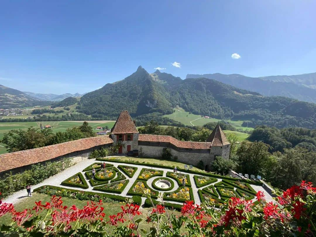 福間洸太朗のインスタグラム：「Souvenirs en Suisse ⑦ J'ai eu le grand plaisir de visiter Gruyères avec les amis.  Le château médiéval m'a fasciné ainsi que le charmant jardin avec la vue sur la grand nature..  Le point culminant de la visite était le piano Braschoss de 1837 exposé dans le salon. (Photo 9) J'ai eu la chair de poule lorsque j'ai aperçu la partition de La Vallée d'Obermann de Liszt, car c'était la musique que j'entendais dans ma tête en regardant les montagnes sur le chemin !🎶  A propos, je n'ai pas mangé " la Gruyère 🧀", car mon estomac n'est pas tolérant avec lactose... 😝  🇨🇭でお世話になってるご家族とチーズで有名なグリュイエールを観光しました。(私は乳製品が苦手なので🧀は食べてません。笑)  13世紀から建築された中世のお城の中に1837年製Braschossのピアノ(写真9)が展示されていて、楽譜を見たら、行く途中の山並みを観ながら私の頭の中を自然に流れていたリストの『オーベルマンの谷』で、めっちゃテンション上がりました！🤩  #gruyères #gruyere #suisse #Switzerland #chateau #jardin #nature #valléedobermann #グリュイエール #山並み #お城 #お庭 #オーベルマンの谷」