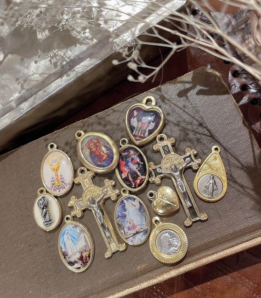 Amijed Officialさんのインスタグラム写真 - (Amijed OfficialInstagram)「charm new in⛪️ from Roma🇮🇹」9月13日 11時28分 - amijed_official
