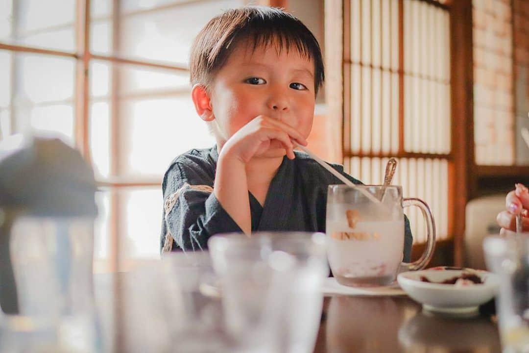 Canon EOS Kiss公式［with Kiss］のインスタグラム：「.@m.calm_photo さんからの一枚。 「写り方がもはやプロ📸♡」 . ★KissユーザーとEOS R50ユーザーの皆さんの写真をご紹介！ . キヤノンEOS Kissで撮られた写真に 「 #Kissカメラ 」をつけて投稿いただいた 皆さまの写真をご紹介します。 . キヤノンEOS R50で撮られた写真に 「 #Kissカメラ 」に加え、「 #EOSR50 」をつけて 投稿いただいた皆さまの写真をご紹介します。 . #eoskiss シリーズのミラーレスカメラ「EOS Kiss M2」。 小型・軽量ながら人物の「瞳」を追いかける瞳AF機能を搭載するなど、 動き回るお子様の撮影でも、大切な一瞬を逃しません。 . 一眼レフKissでは、「EOS Kiss X10i」が好評発売中！ Kissシリーズの【かんたん、きれい、コンパクト】をEOS Rシステムとして実現した「EOS R50」が好評発売中！ . . #EOSKissM2 #EOSKissX10i #EOSKissX10 の詳細は、 本アカウントのプロフィール（ @with.kiss ）のURLから。 . #EOSKissM2 #EOSKissX10i #EOSKissX10 #EOSR50 #KissisMyLife #eoskiss #withkiss #キヤノン #canon #eos #kissカメラ #育児 #子育て #親ばか #こども #子供 #写真」