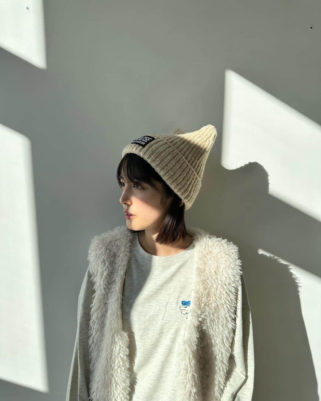 松田るかのインスタグラム：「右見て、左見て、もう一度右を見て渡りましょう(？)  ひじに付いてる犬がポイントです🐕💙  . #asknowasplus #アズノゥアズプラス」