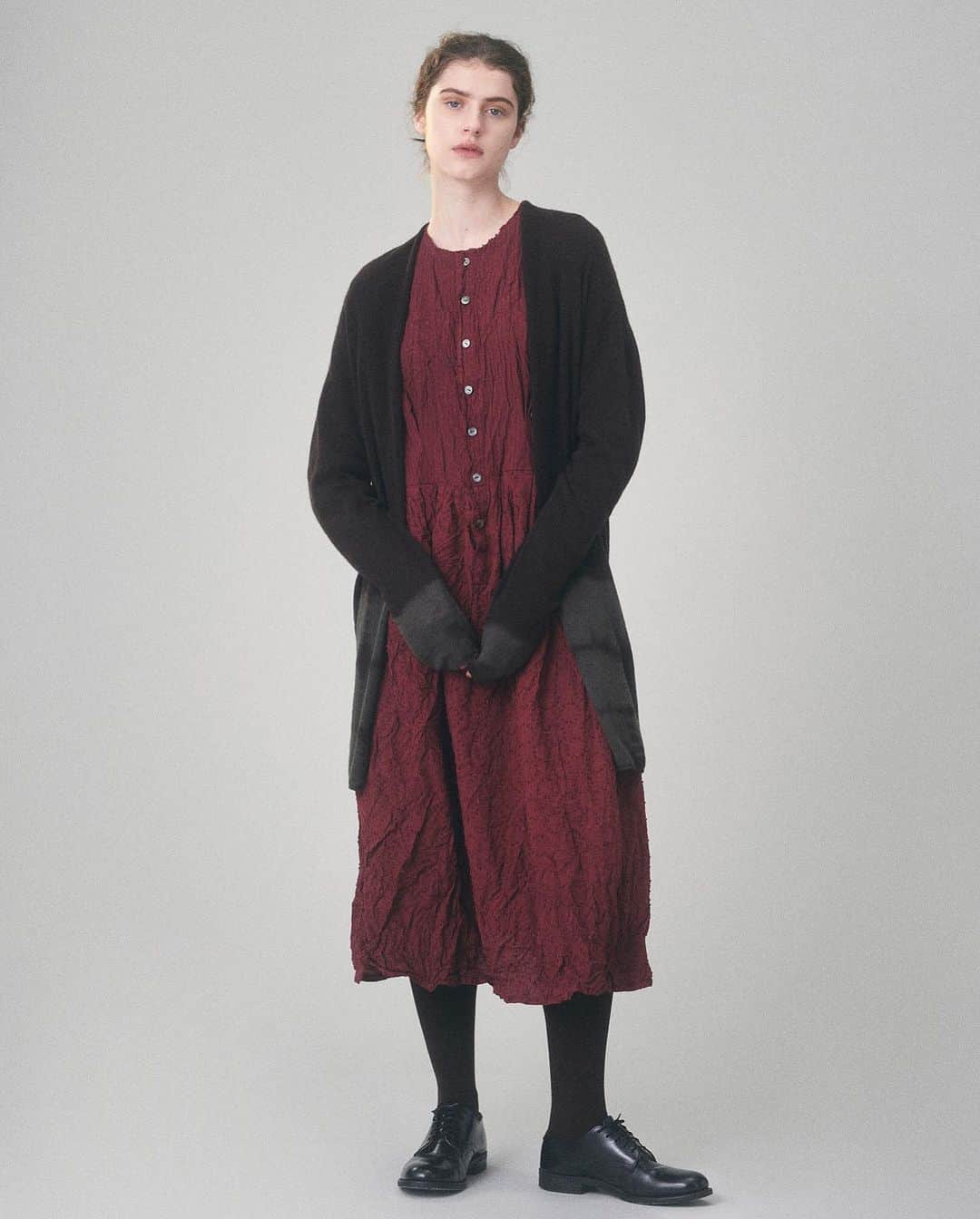 のインスタグラム：「•  pas de calais   柘榴染めワンピース •One piece (No.4302) Red, Natural, Black 49,500yen (pomegranate dye)  •Cardigan (No.2402) 97,900yen  Cashmere100% (10月中旬入荷予定)  ■ORDER NOVELTY EVENT開催！ 第2回目9/13(水)-24(日)  #pasdecalais  #pasdecalais_offical_jp  #パドカレ #柘榴染め #onepiece  #23aw  #naturaldye  #パドカレの染め」