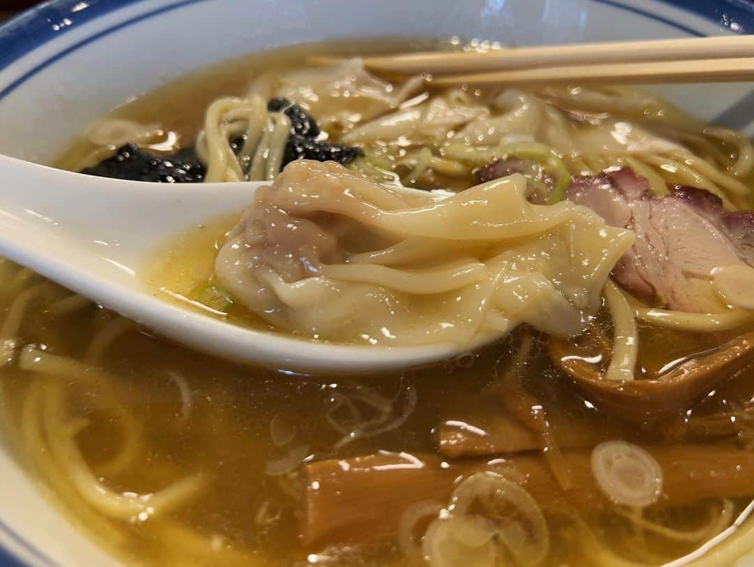 SUSURUさんのインスタグラム写真 - (SUSURUInstagram)「高円寺、はやしまるさん。 えびと肉のミックスワンタンがうまい。 スープ、少しとろみ帯びてて味わい濃密。自家製麺のムッチリとした食感よく、かん水少なめでうどんライクな小麦感あり。好き。 #susuru_tv #麺屋はやしまる #高円寺 #東京 #ミックスワンタンメン #うまい  #ラーメン #らーめん #ramen #ラーメン部 #ramennoodles #毎日ラーメン生活 #麺スタグラム #japaneseramen #japanramen #foodstagram #foodie #noodles #instanoodle #instaramen #instafood #東京ラーメン #高円寺ラーメン #ワンタンメン」9月13日 11時33分 - susuru_tv