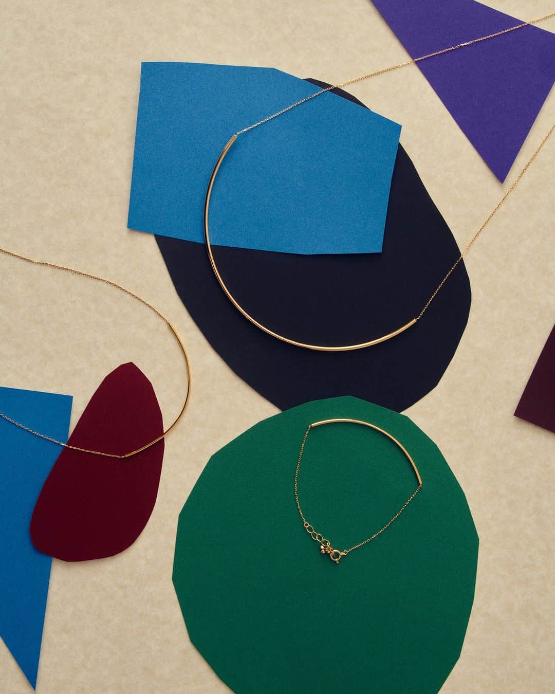 MARIHA Official Instagramさんのインスタグラム写真 - (MARIHA Official InstagramInstagram)「. 金の糸をイメージしたモチーフと煌めくチェーンが織りなす、華奢で繊細な輝きが魅力のシリーズ「金の糸」から待望の新作が本日発売。  新たに登場したのは、チョーカーのように着けられるネックレスと同デザインのブレスレット。ネックレスは長さを調節でき、気分に合わせて多様なコーディネートをお楽しみいただけます。  スタイリッシュでありながらもエレガンスの薫る新作は、ワードローブにプラスするだけで着こなしの洗練を加速。今すぐ手に入れたいマストハブアイテムです。  #mariha #jewelry #essentials #お守りジュエリー #K18ジュエリー #マリハ #mariha伊勢丹新宿店 #mariha阪急うめだ本店」9月13日 11時45分 - mariha_official