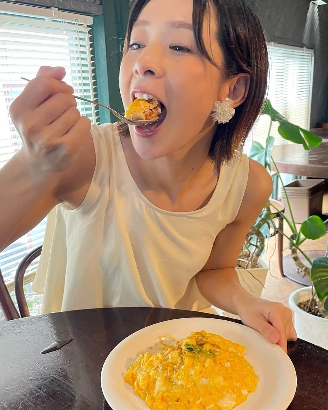 酒井瞳さんのインスタグラム写真 - (酒井瞳Instagram)「昨日は子宮のポリープ摘出という人生初の手術を終え  健康生活だけでなく、年齢を重ねたら検診も必要って事を改めて考えさせられました🫡  有難い事に術後痛みなどは全くなく、麻酔から目が覚めて食欲も旺盛だし元気いっぱいの私に回復し  本日無事退院🙌😆  ご心配をおかけしました！沢山のメッセージもありがとうございます😭✨  健康！と思っていても見えないところもある。。  けど、これからも楽しい事沢山していきたいし  美味しいものもたくさん食べて行きたい  いろんな場所にも行きたいから  健康的な生活と検診もしっかり受けて自己管理していこう😊‼️  #ループ さんの #ひまわりオムライス 食べた人を笑顔にさせる美味しいオムライス  美味しかったなぁぁぁ  食べたい😫いま♥️‼️笑  #宮崎 #宮崎グルメ #宮崎ランチ #オムライス #カレー #宮崎カフェ #カフェ」9月13日 11時40分 - s.sakaihitomi