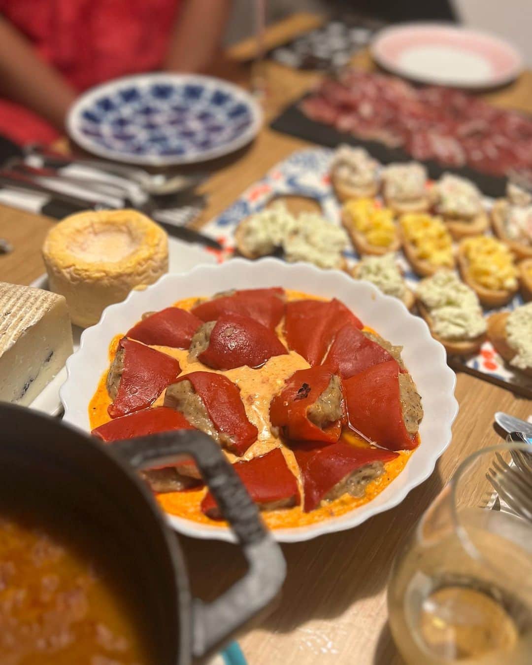 岡田ひとみ（ねんドル）さんのインスタグラム写真 - (岡田ひとみ（ねんドル）Instagram)「ヨーロッパ一人旅でとっても力になってくれた大好きな友達みんな集めてホームパーティーを開催！  作ったのはその旅行でハマったバスク料理。レストランや料理本、材料もあまりなく苦戦しましたが、この日のために練習しなんとか形にできました。  人を招くのが好きで、昔はホームパーティーピーポーだったのですが😂たくさん招くのは何年か振り。 おかげで部屋が整いました✨  #friends #party #homeparty #cooking #handmade #basquefood #ホームパーティー #料理 #バスク料理」9月13日 11時41分 - hitomi_nendol