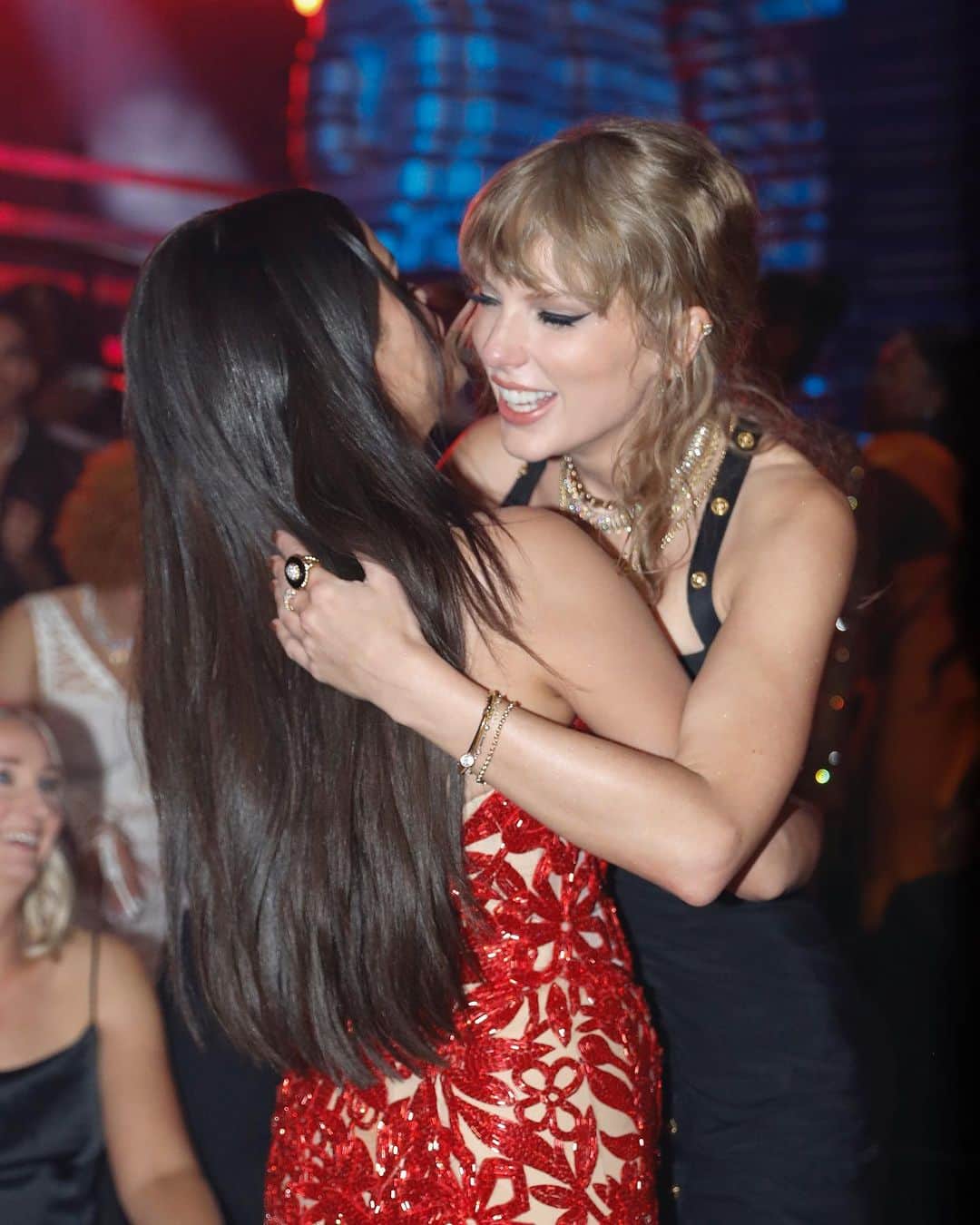 ELLE Magazineさんのインスタグラム写真 - (ELLE MagazineInstagram)「When you finally reunite with your best friend and you’re both #VMAs winners. 💞 Link in bio for all the ways #SelenaGomez and #TaylorSwift supported each other during the ceremony.」9月13日 11時41分 - elleusa
