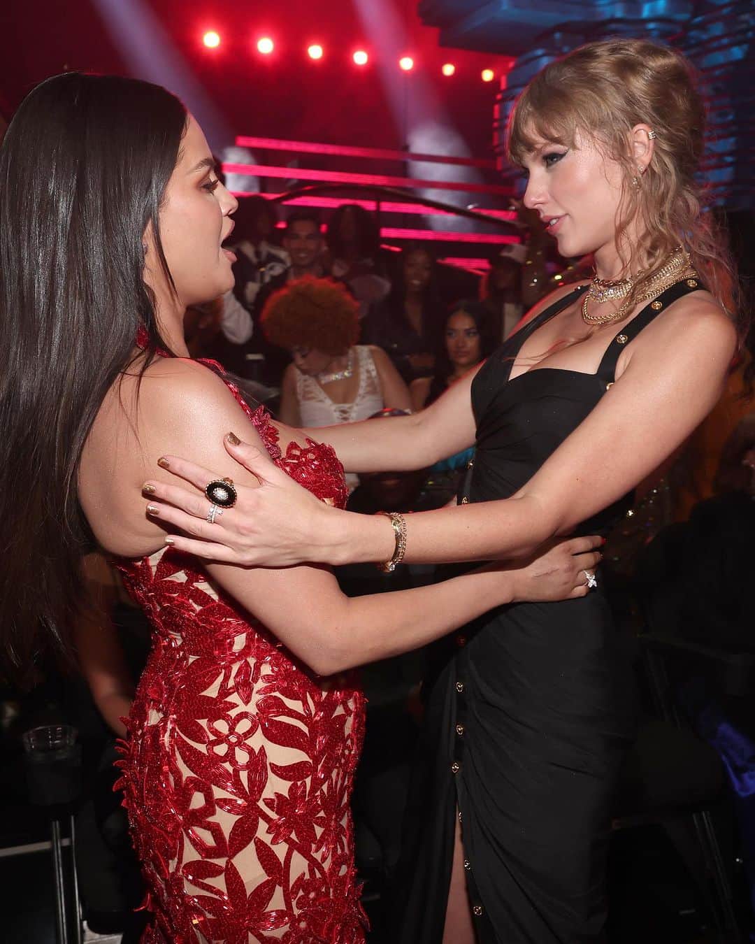 ELLE Magazineさんのインスタグラム写真 - (ELLE MagazineInstagram)「When you finally reunite with your best friend and you’re both #VMAs winners. 💞 Link in bio for all the ways #SelenaGomez and #TaylorSwift supported each other during the ceremony.」9月13日 11時41分 - elleusa