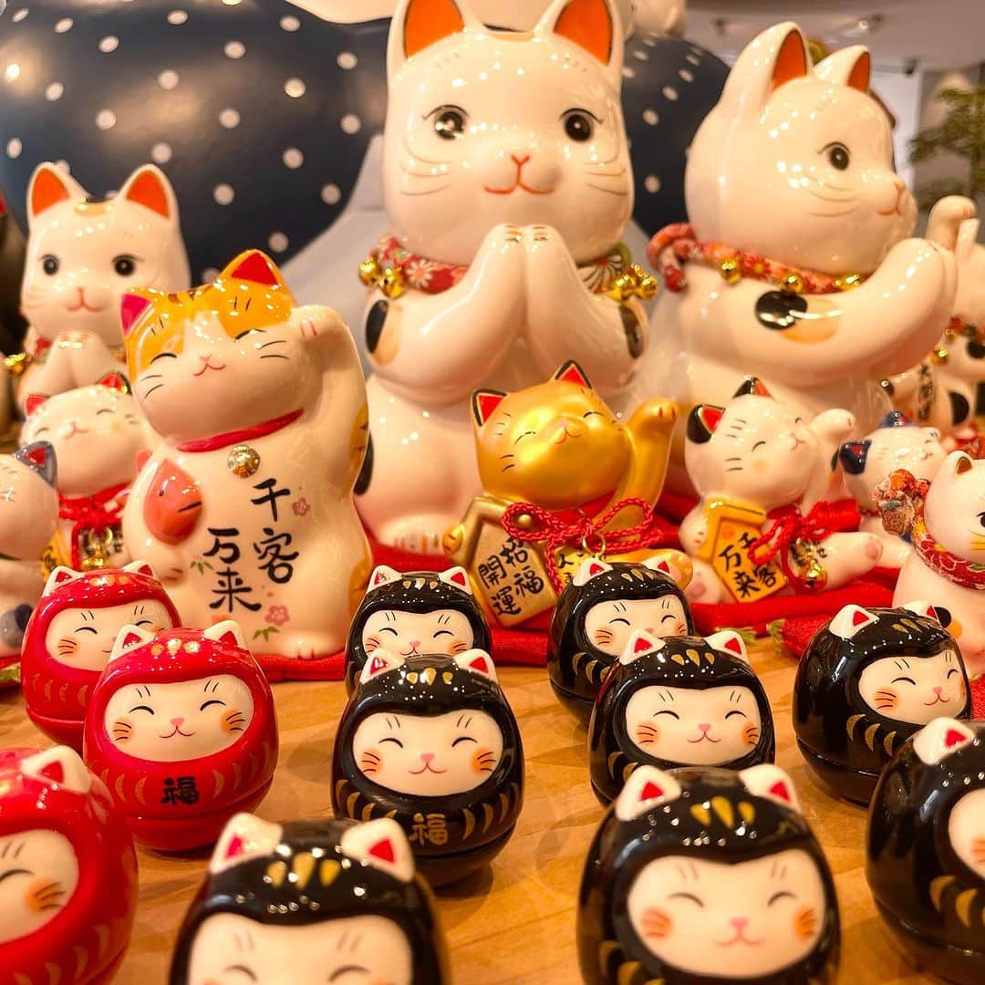 BEAMS JAPANさんのインスタグラム写真 - (BEAMS JAPANInstagram)「＜〈中外陶園〉の招き猫が大集合！「来る福招き猫まつり 2023」を開催＞  オープン当初から独特のフォルムと 可愛らしい表情でロングセラーとなっている 『中外陶園の招き猫』シリーズ。   前回大盛況だった『中外陶園の招き猫』を 一斉に集めたモアバリエーションを 今年も「ビームス ジャパン 新宿」 「ビームス ジャパン 京都」にて開催します。   イベントに合わせ 〈中外陶園 × ビームス ジャパン〉が コラボレーションした手乗りサイズの 『ちいさな招き猫』カプセルトイも発売します。   招き猫の招く手は人や幸運、 お金を”招く”と言われています。   お気に入りの招き猫とともに、 暮らしにたくさん”福”が招かれますように。  ーーーーーーーーーーーーーーーーーーーーーー  【ノベルティ】  ※イベント商品含むBEAMS JAPAN店舗での ご購入￥3,300(税込) 以上の方を対象に差し上げます。  ※ビームス ジャパン新宿は1階フロアにて お会計されたお客様が対象となります。  ※ノベルティは無くなり次第、終了となります。  【開催期間】 2023年9月13日（水）〜10月17日（火）  【開催店舗】 ビームス ジャパン（新宿1F）  ※お問い合わせは DM、又はお電話にて承っております。  ●お問い合わせ電話番号　 BEAMS JAPAN 1F ☎︎ 03-5368-7314  ーーーーーーーーーーーーーーーーーーーーーー  #beams  #beamsjapan  #beamsjapan1st  #ビームス #ビームスジャパン #日本製 #madeinjapan #日本の銘品 #中外陶園 #招き猫 #招き猫祭り #瀬戸まねき猫」9月13日 17時16分 - beams_japan