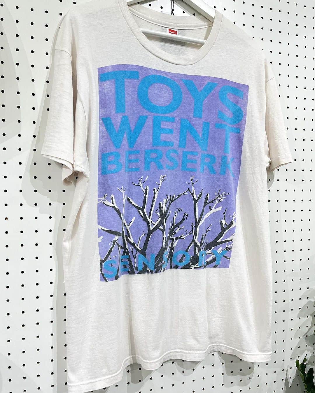 ジャムルのインスタグラム：「1991's　TOYS WENT BERSERK ¥21800+tax(23980) .  1985年にオーストラリアのシドニーで結成されたポスト・パンクバンド、TOYS WENT BERSERK。  紅一点、Lesley-Anne "Coo" Bennettの伸びやかなVo.が印象的なバンドですが、 わずか2枚のスタジオ・アルバムをリリースしたのみで解散。  どちらかと言えばかなりマイナーなバンドになると思いますが、このTシャツは無茶苦茶カッコいいです。  こちらは91年にリリースしたアルバム「SENSORY」からのツアーTシャツ。 フロントにはアルバムジャケットと同じグラフィック・デザイン、バックに入るイラストも可愛い！！ .  WEB SHOPに入荷しております。 是非ご覧ください。 jammru.com  #お問い合わせはお電話で承ります #jammru#jammru_tee#vintagetshirt #vintagetee#vintagebandtee#toyswentberserk #osaka  #fashion  #streetstyle  #streetfashion  #vtg  #vintage  #used  #usedclothing  #古着 #古着屋 #ファッション #70s #80s #90s」