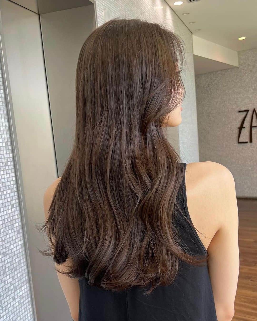 美容室ZACCさんのインスタグラム写真 - (美容室ZACCInstagram)「育ててつくるbeige color🌿  低ダメージでの施術で 柔らかくて 綺麗な理想のヘアになりましょう✨  かわいいくびれへア ふんわりレイヤーヘア きれいめ毛流れヘア  お任せください🤍  お気軽にご相談ください✂︎ stylist by ZACC vie @riiiiharu36   ーーーーーーーーーーーーーーーーーーーーーーーーーー 【ご新規様限定📣】 ZACCホームページのweb予約にて初回10%off ✔︎全スタイリスト対象（高橋、大野除く） ✔︎ザック全店ご新規様（表参道、銀座） ✔︎平日のみ対象 ✔︎カット、前髪カットのみ対象外  【price】 カット¥8,250→¥7,425 カット+カラー¥18,150→¥16,335 カット+カラー+トリートメント→¥25,850→¥23,265  その他全メニュー対象です🗣 （カットのみ、前髪カットのみ対象外） ーーーーーーーーーーーーーーーーーーーーーーーーーー 東京都港区北青山3-11-7 Aoビル4F 表参道駅B2出口　徒歩30秒 ☎︎03-5468-5882  #美容室#表参道美容師 #zacc#青山美容室 #グレージュ #グレージュカラー #ロングヘア #艶髪 #艶カラー #透明感カラー #ブリーチなし #ブリーチなしカラー #くびれヘア #ヘアカラー #ヘアスタイル#ヘアカタログ #東京美容室 #表参道美容師 #青山美容室 #表参道美容室 #ザック#ベージュカラー」9月13日 20時10分 - zacc_hairsalon