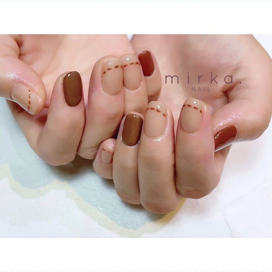 mirka. NAIL(ミルカネイル)のインスタグラム：「⁡ ⁡ ステッチ ------ ⁡ ⁡ ………………………………………………………… ⁡ ご予約、お問い合わせは LINE ID⇒ @mirka.nail (@含む)まで。 ⁡ ご新規様はハイライトの「ご案内」と「ご予約方法」を必ずお読みいただいてからご予約くださいますようお願いいたします。 空き状況や詳細はLINEの投稿からご確認ください。 ⁡ ⁡ ⁡ ⁡ #mirkanail#nails#nail#nailart#naildesign #ショートネイル#ネイルアート#ネイルデザイン#ネイル#大人ネイル#シンプルネイル#オフィスネイル#ニュアンスネイル#ナチュラルネイル#カジュアルネイル#ショートネイルデザイン#美甲#秋ネイル#秋ネイル2023 #プライベートサロン#プライベートネイルサロン#東京ネイルサロン#東京ネイル#江東区ネイルサロン#森下#清澄白河 ⁡」