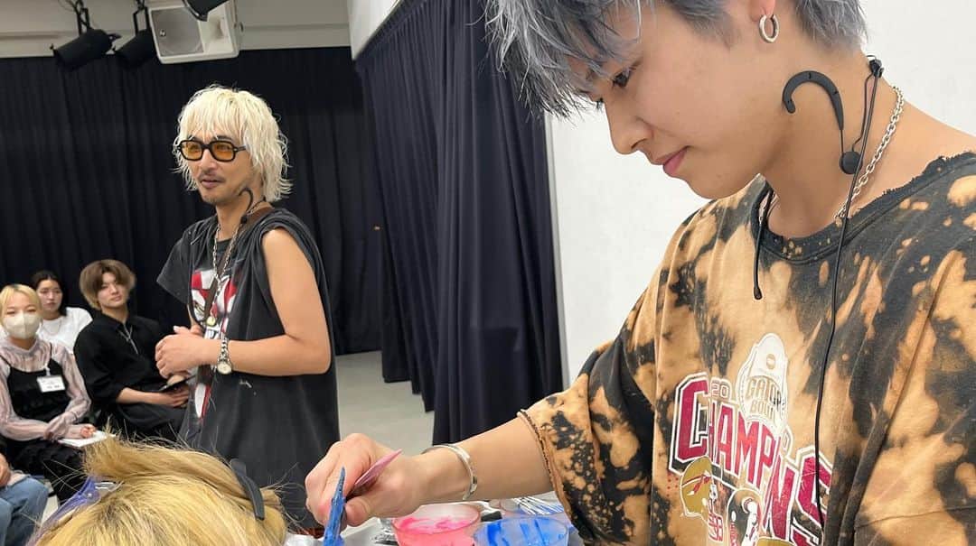 東京ベルエポック美容専門学校さんのインスタグラム写真 - (東京ベルエポック美容専門学校Instagram)「東ベルの美容師科TOPサロンゼミ💇🏻‍♀️ ※TOPサロンゼミとは美容業界の第一線で活躍中のプロから直接教わる特別授業  ユニコンカラー発祥サロン『SHACHU』のみやちさんによる特別授業✨   『SHACHU』代表 みやちさん @miyachinoriyoshi   stylist  アツヤさん  @shachu_atsuya   assistant  リンさん @prin_beppu   カラーとスタイリング技術を教わりました✂︎ みやちさん、アツヤさん、リンさん素敵な授業ありがとうございました✨  #東ベル#東京ベルエポック美容専門学校#美容専門学校ベルエポック東京校#美容学生#美容専門学校#美容学校#美容進学 #美容垢#美容師#美容垢さんと繋がりたい#美容師なりたい#オープンキャンパス#美容師#ヘアアレンジ#ヘアセット#ヘアメイク#メイク#アイリスト#アイデザイナー#ヘアメイクアーティスト#ブライダルヘアメイク#トータルビューティ#スタイリスト#エステティシャン#メイクアップアーティスト #東京ベル#ljk #sjk #fjk #高校生男子  --------------- 『東ベルパンフレットのご請求/オープンキャンパス予約』こちらから💁‍♀️💁‍♂️ @tokyo_belle」9月13日 17時12分 - tokyo_belle