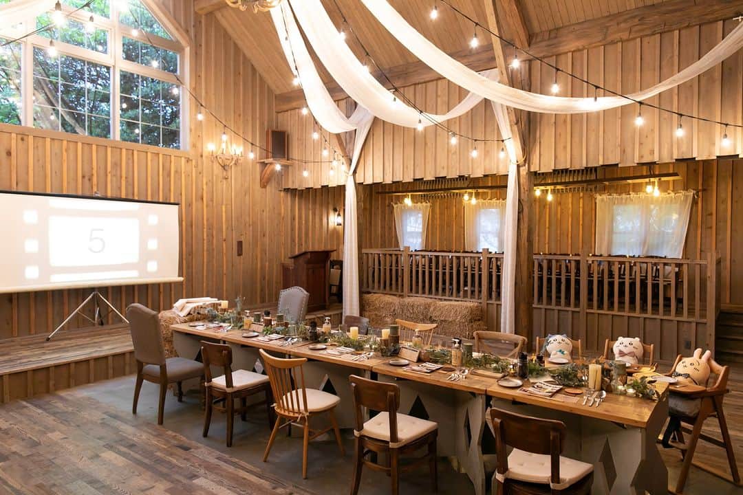 BARN&FOREST148のインスタグラム：「@barn_and_forest148 #100年後も語り継がれる結婚式  ・ ・ Wedding Party…*  ブライダルフェアのご予約やお問合せは InstagramのDMでも承っております*  #少人数婚 #少人数会食 #少人数結婚式 #家族婚 #結婚式 #千葉花嫁 #ナチュラルウエディング #バーンアンドフォレスト148 #ウエディングフォト #ガーデンウエディング #barnandforest148 #卒花嫁 #プレ花嫁 #千葉結婚式 #バーンウエディング #weddingphotography #barnwedding #ラスティックウエディング #バーンアンドフォレスト #ガーデン挙式 #148花嫁 #流山おおたかの森 #千葉結婚式場 #結婚式場」