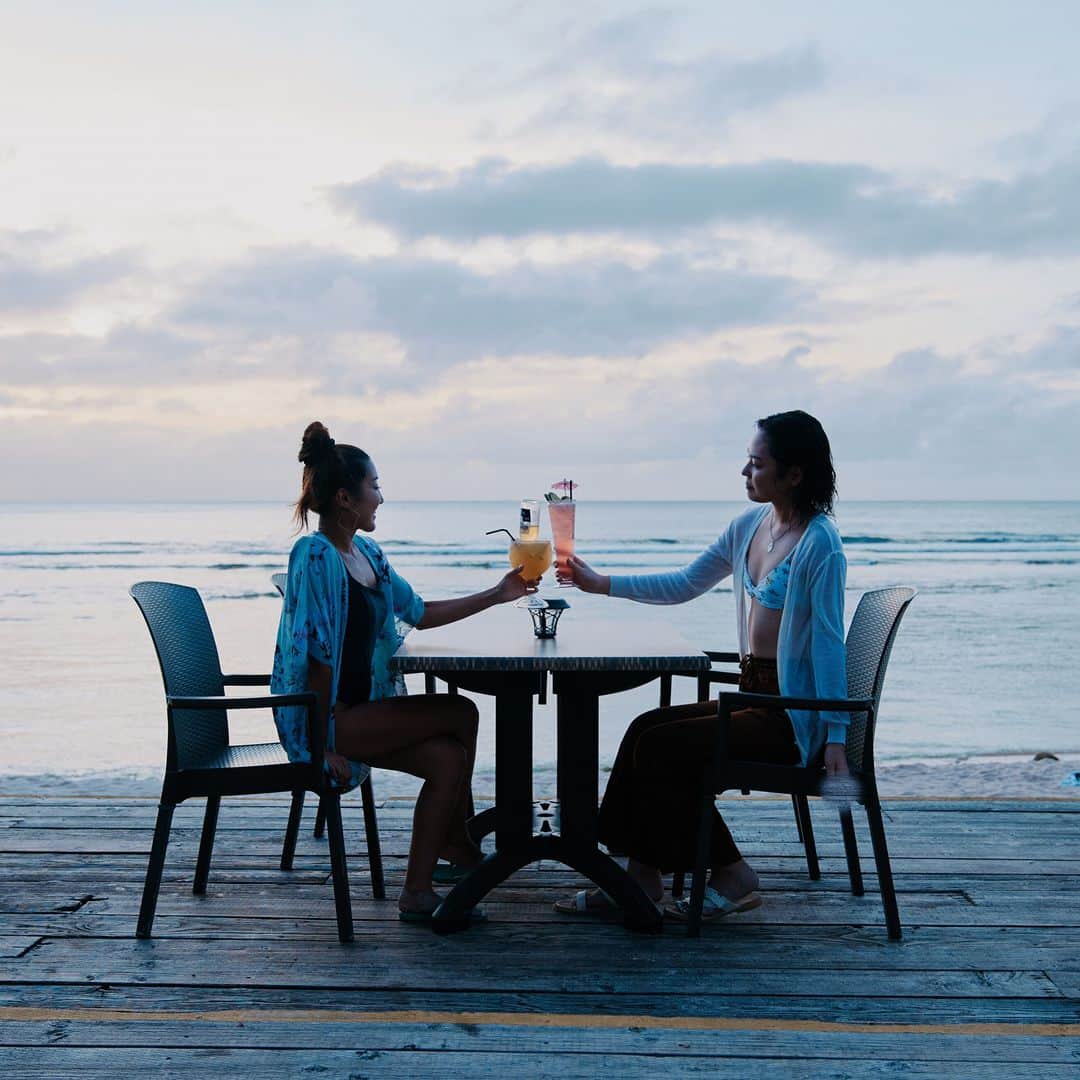 グアム政府観光局のインスタグラム：「グアムのタモンにあるこちらの「ザ・ビーチ」は海のすぐ隣に位置するグアムならではの雰囲気を楽しめるレストラン＆バーです。 ⁡ ウッドデッキ席に座れば海はもう目の前！ 開放的な気分で食事やお酒を楽しむことができます。 ⁡ 穏やかな海だからこそ味わえる最高のロケーションで、遊び疲れた体を癒してください。 ⁡ #hereweguam #Guam #グアム #insta #weekend #instagood #instaphoto #旅行 #海外旅行 #instagram #TheBeach #ザビーチ #beach #oceanview #オーシャンビュー  ⁡ ⁡」