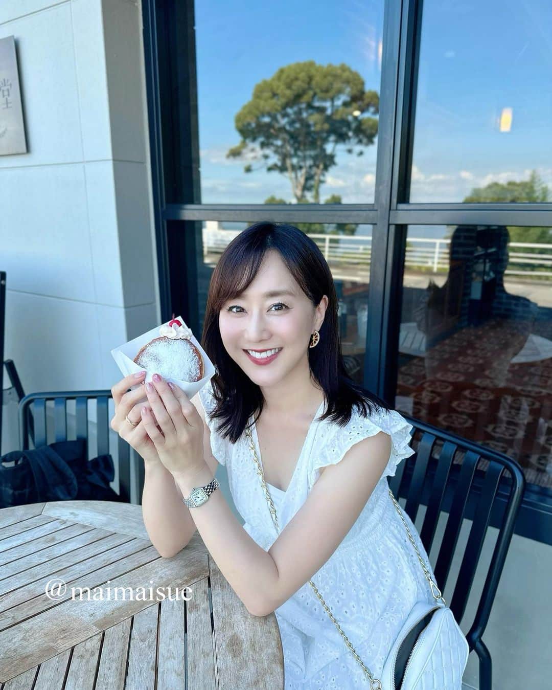 村上麻衣のインスタグラム：「この間の写真のBefore。 さくらんぼ食べる前🍒  🍒ちゃんと乗ってますね。笑  あの投稿で 「甘いものは1日1個までです。 今日はモンブランケーキ食べました」 と書き、 夜のサブスク限定インスタライブでチョコをパクパク食べていたら、 「マイさん、甘いものは1日1個までじゃなかったんですか？」 とどストレートなツッコミを受けまして、 吹き出しました😂💨  あえなく嘘がバレた瞬間でした。笑  #ドーナツ#スイーツ#夏の思い出 #ポートレート #ポートレート写真 #portrait #portraitphotography #smile」