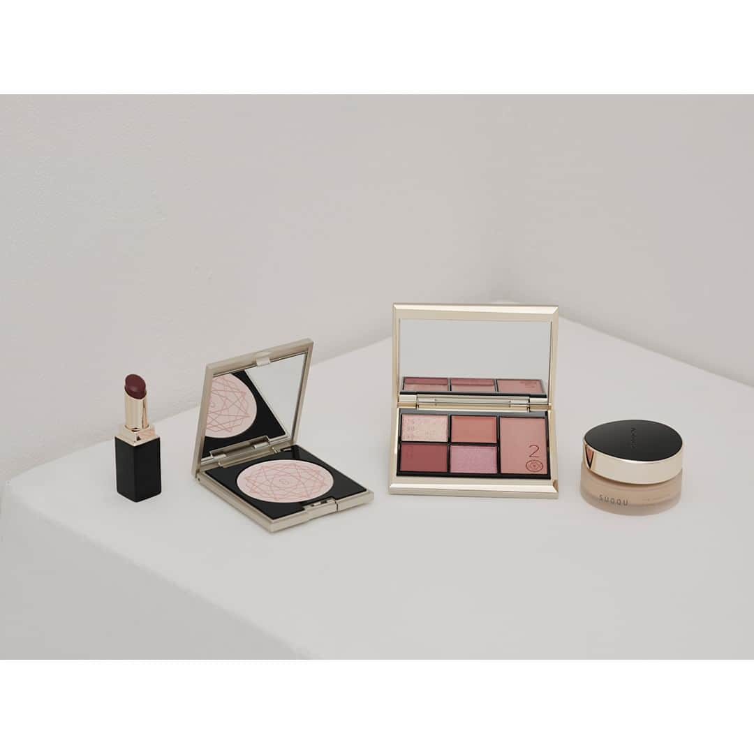 SUQQU公式Instgramアカウントのインスタグラム：「Bring an autumnal decor to your skin with tones and luster that stay true to our concept, "spectrum of beauty."  20th ANNIVERSARY EYE & BLUSH COMPACT 102 -YUMESAKIKOU　[Limited color] 20th ANNIVERSARY FACE COMPACT 102 -BENITSUYA　[Limited color] MOISTURE RICH LIPSTICK 129 -TSUBAKIKOROMO[limited color in 20th ANNIVERSARY LIP KIT] THE FOUNDATION THE LOOSE POWDER  “乱反射”にふさわしい色と輝きで秋の装いを。  20th アニバーサリー アイ ＆ ブラッシュ コンパクト 102 夢咲光 -YUMESAKIKOU [限定色] 20th アニバーサリー フェイス コンパクト 102 紅艶 -BENITSUYA[限定色] モイスチャー リッチ リップスティック 129 椿衣 -TSUBAKIKOROMO[20th アニバーサリー リップ キット内 限定色] ザ ファンデーション ザ ルース パウダー  #SUQQU #スック #jbeauty #cosmetics #SUQQU20th #SUQQUcolormakeup #フェイスコンパクト #アイ＆ブラッシュコンパクト #SUQQU20thAnniversary」