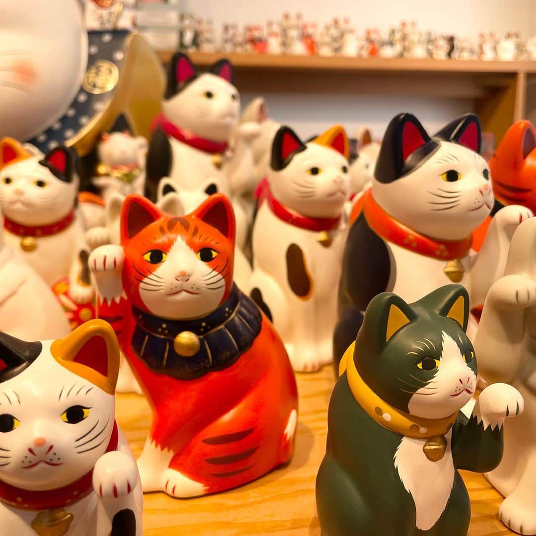 BEAMS JAPANさんのインスタグラム写真 - (BEAMS JAPANInstagram)「＜〈中外陶園〉の招き猫が大集合！「来る福招き猫まつり 2023」を開催＞  オープン当初から独特のフォルムと 可愛らしい表情でロングセラーとなっている 『中外陶園の招き猫』シリーズ。   前回大盛況だった『中外陶園の招き猫』を 一斉に集めたモアバリエーションを 今年も「ビームス ジャパン 新宿」 「ビームス ジャパン 京都」にて開催します。   イベントに合わせ 〈中外陶園 × ビームス ジャパン〉が コラボレーションした手乗りサイズの 『ちいさな招き猫』カプセルトイも発売します。   招き猫の招く手は人や幸運、 お金を”招く”と言われています。   お気に入りの招き猫とともに、 暮らしにたくさん”福”が招かれますように。  ーーーーーーーーーーーーーーーーーーーーーー  【ノベルティ】  ※イベント商品含むBEAMS JAPAN店舗での ご購入￥3,300(税込) 以上の方を対象に差し上げます。  ※ビームス ジャパン新宿は1階フロアにて お会計されたお客様が対象となります。  ※ノベルティは無くなり次第、終了となります。  【開催期間】 2023年9月13日（水）〜10月17日（火）  【開催店舗】 ビームス ジャパン（新宿1F）  ※お問い合わせは DM、又はお電話にて承っております。  ●お問い合わせ電話番号　 BEAMS JAPAN 1F ☎︎ 03-5368-7314  ーーーーーーーーーーーーーーーーーーーーーー  #beams  #beamsjapan  #beamsjapan1st  #ビームス #ビームスジャパン #日本製 #madeinjapan #日本の銘品 #中外陶園 #招き猫 #招き猫祭り #瀬戸まねき猫」9月13日 17時15分 - beams_japan