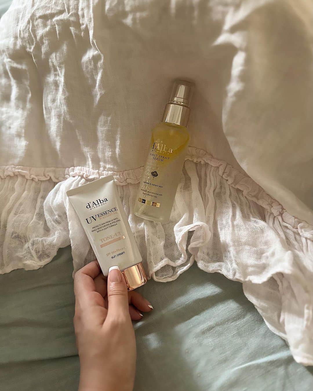のインスタグラム：「#PR ☁️🌞🚿  .  まだまだ日差しが強くて紫外線対策は欠かせない🐁  @dalba_japan のトーンアップUVが 最近お気に入りで使ってる🤍🕶️  かなりたっぷりとって 顔が真っ白になるくらい塗り込んでるよ🥚  時間が経つと肌に馴染んできてちょうど良くなる🤍  その後コンシーラーつけてベースメイクは終わり🚩  メイクが全部終わったら オイルと二層になってるスプレーをお顔全体に振りかけて フィックスさせるよ🥚“  ヨレにくい仕上がりになる🇰🇷  #韓国#韓国コスメ #韓国スキンケア#韓国美容 #美容好き#美容好きな人と繋がりたい  #コスメ#スキンケア#ベースメイク #日焼け止め#紫外線対策 #メイク#メイク好きさんと繋がりたい」