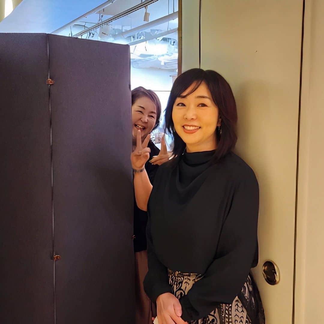 天野佳代子のインスタグラム：「美的GRAND秋号発売の昨日、代官山蔦屋書店にてイベントが開催されました。第一部は私とエディター小内衣子さんで最新号の見所＆裏話をたっぷり。第二部はヘアアーティストCoCo・Omoriさんによる、艶を出し＆うねり解消のスタイリング法をご紹介いただきました。  タカラベルモント社エステシモのマスクの使い方、ブローローションやオイルの活用法などもCoCoさんにご紹介いただき、すっかり目からウロコ。ヘアケア、ヘアスタイリングは、アイテム次第で劇的に髪質が改善できることを学びました。  ご来場いただいた皆様、ありがとうございました。皆様の温かいまなざしに癒されました。  イベントの模様は｢美的GRAND｣のアカウントにてご覧いただけます。  1枚目の写真はイベント開催直前。明るい小内さんのおかげで緊張感が和らぎました。 2枚目、3枚目はイベント本番中。 3枚目はご登壇いただいたヘアアーティストCoCoさん。熱いプレゼンテーション、ありがとうございました！」