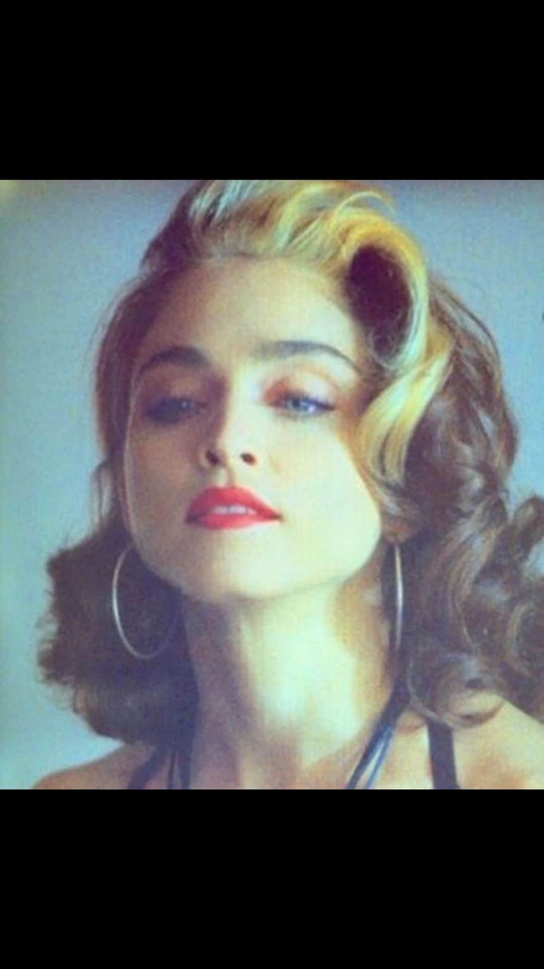 マドンナのインスタグラム：「34 years ago I made a commercial with Pepsi to celebrate the release of my song Like a Prayer.  The commercial was immediately canceled when I refused to change any scenes in the video where I was kissing a black saint or burning crosses.  So began my illustrious career as an artist refusing to compromise my artistic integrity.   Thank you @pepsi for finally realizing the genius of our collaboration. 😄   Artists are here to disturb the peace.」