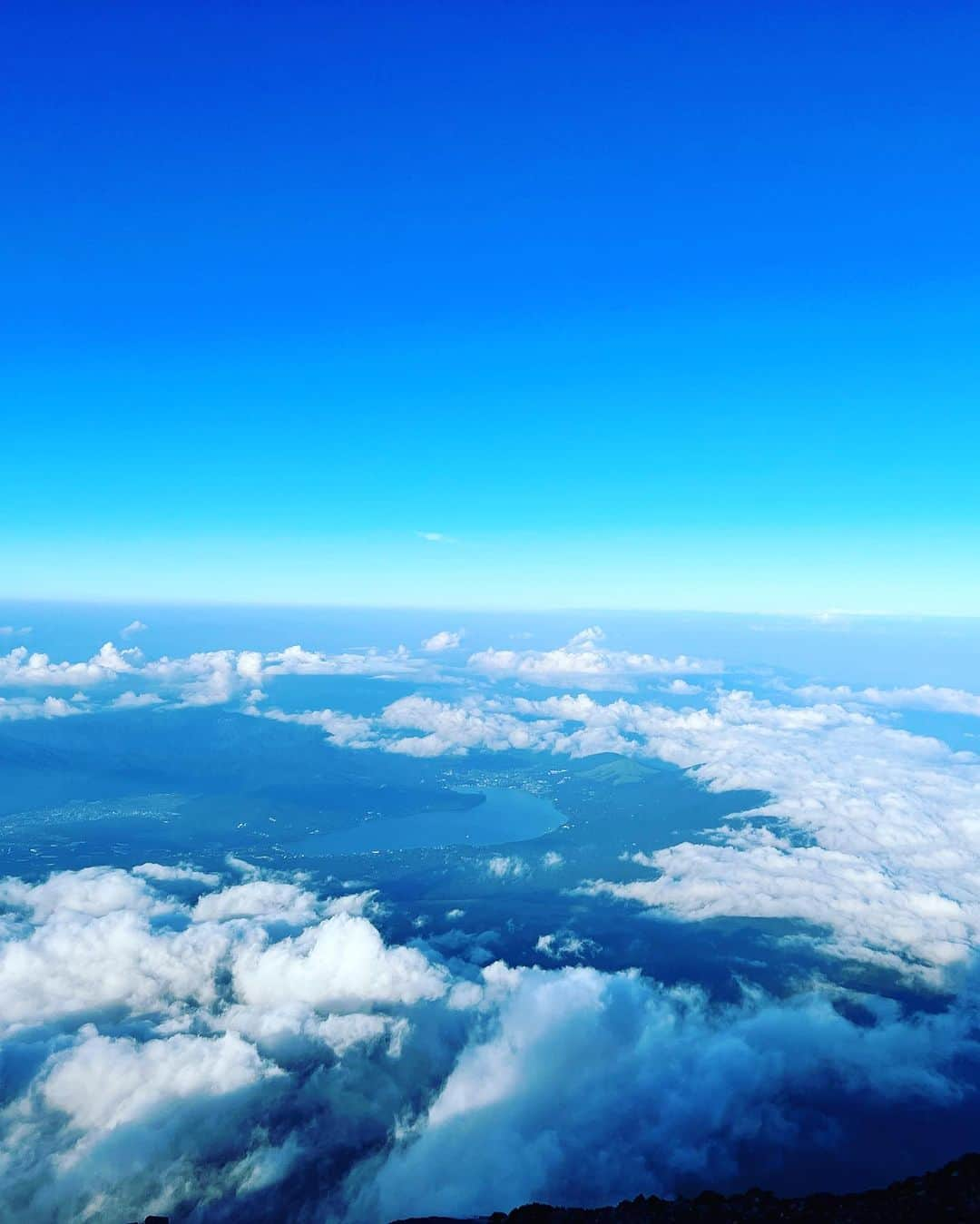 桜花由美さんのインスタグラム写真 - (桜花由美Instagram)「もう今年の富士登山は終わってしまいましたが、8月に筋トレとダイエットを兼ねて旦那さんと富士山に登ってきました！ 人生に1度は登ってみたいと思っていた富士山。 去年登ろうと思って、まず形から入る私は登山セットは準備しておいた。 靴、ストック、ライト、カッパ、リュックなど。  冬に高尾山の一番難しいコースを登って練習。 準備万端！ だけど、去年5月に膝を骨折し、断念…  その後去年の年末あたりから妊活に入ったので、もう富士山に登る事は無いだろう… と思っていた。  だがしかし… 卵巣嚢腫手術を決めたので、7月後半から妊活を休業。 手術は8月末。 今年登らないと一生登る事はないと思ったので、これは行くしかないと決めて行ってきました！  富士山には4つぐらいコースがあって、一番人気の吉田コースは初心者でも登りやすくて、登り降りで12時間ぐらいとネットに書いてあった。 今年から登山規制が掛かっていて、吉田コースが人気過ぎて登れなかったら嫌だから、他の登り口を調べてみた。 須走コースは登り下りは約10時間ぐらい。 最初森林の中を通るらしく、日焼けしずらい。 帰りは砂走りと言われる道を通って帰ると下山は早いらしい。 初心者だし10時間じゃ下りれないとは思っていたので、12時間ぐらいで帰って来れたら良いなと思ったし、あまり人が多くなく初心者でも行けると書いてあったので、須走コースにしてみた。  朝6時に道の駅すばしりに到着。 ここからバスで須走5号目までバスで向かう。 6時半のバスに乗り、7時に須走5号目に到着。  さあいよいよ登山開始です！ 富士山のアプリも入れたし、アプリ上では15時半ぐらいに下山完了出来るらしい。 きっと登山慣れしている人の計算だと思うんだけど、めちゃくちゃ早いな。 夕方には戻ってきたいと思いつつ、スタートから私はちゃんと登り切れるのか？と不安になりながら森林の中の岩の階段を登っていく。 日焼け対策で、長袖スパッツを履いて登ってるけど、暑い。 汗をかくので長袖を捲り、スパッツもたくし上げた。 まだ序盤なのに結構ハード。 標高はまだ2000メートルなのに、酸素は薄い気がする。  同じバスになっていた家族の子供達はスタスタと登っていく。 子供に負けた…  自分のペースで登る。 慣れている人は私をどんどん抜いていく。 アプリ上では1時間で登れる6号目に2時間掛かった。 大丈夫か？ ちゃんと登れるのか？ まだ6号目。 頂上までまだまだある。 こんな辛い道が続くのか？ と心が折れそうになる。  一生に1度は登ってみたい富士山だから、必ず頂上に行く！ 今回で最初で最後！ もう2度と登る事は無いので、絶対制覇するっ！と心に決めて登って行った。  でも、キツイ。 少し登るだけで動悸息切れ。 さすが富士山。 空気が薄くて辛いぜ。  そして、体重が増加した身体が重い。 重過ぎる…  登山は自分との戦いだと思った。 諦めようと思えば諦めて下山する事も出来る。 だけど、最後と決めているから絶対登り切ると自分に言い聞かせて登って行く。  森林を抜けると何も無くなるけど、霧が掛かって周りが見えづらい。 多分結構な高さはあるんだろうけど、何も見えない。 これが下から見る富士山の雲の中なのかしら？  雲のおかげで下が見えないので、高所恐怖症の私は助かった気がする。 下が見えていたらビビって登れなかったかも。  休憩する場所なんて殆どない。 疲れたら岩に座るしかない。  山小屋があっても10分ぐらい休憩してすぐ出発する。 座ったら立ち上がれる自信が無くなる。 少し登るだけで、すぐに足がパンパンになってしまう。 動悸が止まらない。 喋る気力も無くなる。 自分と戦い、気合いだけで登って行く。  高山病が怖かった。 空気が薄いので空気がなかなか入って来ない。 大きく吸って、ふーと吐く事を繰り返し、酸素を沢山取り込む事を意識しながら登った。 旦那さんは高山病になったみたいで、頭痛がすると言って、ロキソニンを飲んで何とか頑張っていました。  一番キツイかったのは9号目から頂上まで。  吉田コースと8号目ぐらいから合流するんだけど、8号目からめちゃくちゃハードになっていく。 えっ？ このコースは初心者でも登れるんじゃないの？！ って思うぐらいハードになった。 こんな急な岩山を皆は登ってるの？ テレビで見るより急過ぎる。 自分に登り切る自信が無くなっていく。  それでも、軽装な外国人や子供達がどんどん登って進んで見えなくなっていく。 すげーと思いながら、尊敬しました。 そして私は負けている。 こんなんじゃダメだ！ と自分を奮い立たせ、一歩一歩登る。  この日の天候は良かった。 雨は降らなかったし、寒くもなかった。  9号目ぐらいから雲が晴れて、下が見え始めた時、 『私やっぱり高いところ嫌いだわ。怖い。どうしよう』 って恐怖と戦いながら、岩を登った。 マジで怖いから、立つ事は出来ず、這いつくばって頂上まで登って行った。  頂上に着いたのは夕方の5時。 頂上まで登るのに10時間も掛かってしまった。 ネットに5時間で登れるって書いてあったのに… あれは誰が登ったら5時間ぐらいで登れるの？ 登山上級者の時間だろうな。  #富士山  #富士山登山  #wavepro」9月13日 11時46分 - ohkayumi