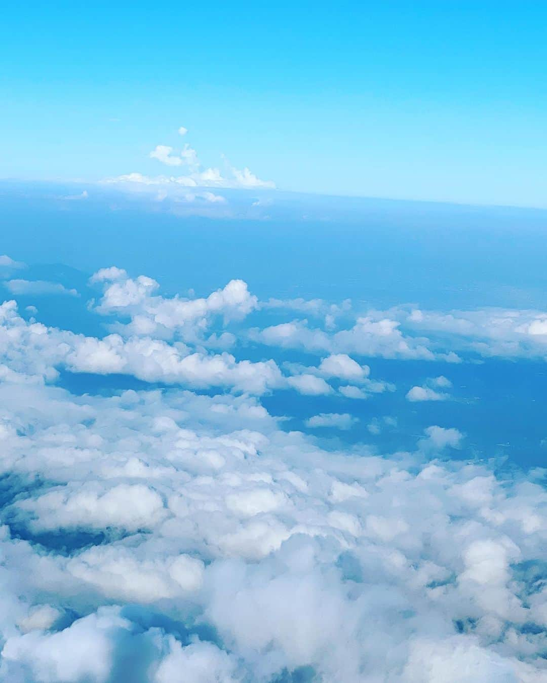 桜花由美さんのインスタグラム写真 - (桜花由美Instagram)「もう今年の富士登山は終わってしまいましたが、8月に筋トレとダイエットを兼ねて旦那さんと富士山に登ってきました！ 人生に1度は登ってみたいと思っていた富士山。 去年登ろうと思って、まず形から入る私は登山セットは準備しておいた。 靴、ストック、ライト、カッパ、リュックなど。  冬に高尾山の一番難しいコースを登って練習。 準備万端！ だけど、去年5月に膝を骨折し、断念…  その後去年の年末あたりから妊活に入ったので、もう富士山に登る事は無いだろう… と思っていた。  だがしかし… 卵巣嚢腫手術を決めたので、7月後半から妊活を休業。 手術は8月末。 今年登らないと一生登る事はないと思ったので、これは行くしかないと決めて行ってきました！  富士山には4つぐらいコースがあって、一番人気の吉田コースは初心者でも登りやすくて、登り降りで12時間ぐらいとネットに書いてあった。 今年から登山規制が掛かっていて、吉田コースが人気過ぎて登れなかったら嫌だから、他の登り口を調べてみた。 須走コースは登り下りは約10時間ぐらい。 最初森林の中を通るらしく、日焼けしずらい。 帰りは砂走りと言われる道を通って帰ると下山は早いらしい。 初心者だし10時間じゃ下りれないとは思っていたので、12時間ぐらいで帰って来れたら良いなと思ったし、あまり人が多くなく初心者でも行けると書いてあったので、須走コースにしてみた。  朝6時に道の駅すばしりに到着。 ここからバスで須走5号目までバスで向かう。 6時半のバスに乗り、7時に須走5号目に到着。  さあいよいよ登山開始です！ 富士山のアプリも入れたし、アプリ上では15時半ぐらいに下山完了出来るらしい。 きっと登山慣れしている人の計算だと思うんだけど、めちゃくちゃ早いな。 夕方には戻ってきたいと思いつつ、スタートから私はちゃんと登り切れるのか？と不安になりながら森林の中の岩の階段を登っていく。 日焼け対策で、長袖スパッツを履いて登ってるけど、暑い。 汗をかくので長袖を捲り、スパッツもたくし上げた。 まだ序盤なのに結構ハード。 標高はまだ2000メートルなのに、酸素は薄い気がする。  同じバスになっていた家族の子供達はスタスタと登っていく。 子供に負けた…  自分のペースで登る。 慣れている人は私をどんどん抜いていく。 アプリ上では1時間で登れる6号目に2時間掛かった。 大丈夫か？ ちゃんと登れるのか？ まだ6号目。 頂上までまだまだある。 こんな辛い道が続くのか？ と心が折れそうになる。  一生に1度は登ってみたい富士山だから、必ず頂上に行く！ 今回で最初で最後！ もう2度と登る事は無いので、絶対制覇するっ！と心に決めて登って行った。  でも、キツイ。 少し登るだけで動悸息切れ。 さすが富士山。 空気が薄くて辛いぜ。  そして、体重が増加した身体が重い。 重過ぎる…  登山は自分との戦いだと思った。 諦めようと思えば諦めて下山する事も出来る。 だけど、最後と決めているから絶対登り切ると自分に言い聞かせて登って行く。  森林を抜けると何も無くなるけど、霧が掛かって周りが見えづらい。 多分結構な高さはあるんだろうけど、何も見えない。 これが下から見る富士山の雲の中なのかしら？  雲のおかげで下が見えないので、高所恐怖症の私は助かった気がする。 下が見えていたらビビって登れなかったかも。  休憩する場所なんて殆どない。 疲れたら岩に座るしかない。  山小屋があっても10分ぐらい休憩してすぐ出発する。 座ったら立ち上がれる自信が無くなる。 少し登るだけで、すぐに足がパンパンになってしまう。 動悸が止まらない。 喋る気力も無くなる。 自分と戦い、気合いだけで登って行く。  高山病が怖かった。 空気が薄いので空気がなかなか入って来ない。 大きく吸って、ふーと吐く事を繰り返し、酸素を沢山取り込む事を意識しながら登った。 旦那さんは高山病になったみたいで、頭痛がすると言って、ロキソニンを飲んで何とか頑張っていました。  一番キツイかったのは9号目から頂上まで。  吉田コースと8号目ぐらいから合流するんだけど、8号目からめちゃくちゃハードになっていく。 えっ？ このコースは初心者でも登れるんじゃないの？！ って思うぐらいハードになった。 こんな急な岩山を皆は登ってるの？ テレビで見るより急過ぎる。 自分に登り切る自信が無くなっていく。  それでも、軽装な外国人や子供達がどんどん登って進んで見えなくなっていく。 すげーと思いながら、尊敬しました。 そして私は負けている。 こんなんじゃダメだ！ と自分を奮い立たせ、一歩一歩登る。  この日の天候は良かった。 雨は降らなかったし、寒くもなかった。  9号目ぐらいから雲が晴れて、下が見え始めた時、 『私やっぱり高いところ嫌いだわ。怖い。どうしよう』 って恐怖と戦いながら、岩を登った。 マジで怖いから、立つ事は出来ず、這いつくばって頂上まで登って行った。  頂上に着いたのは夕方の5時。 頂上まで登るのに10時間も掛かってしまった。 ネットに5時間で登れるって書いてあったのに… あれは誰が登ったら5時間ぐらいで登れるの？ 登山上級者の時間だろうな。  #富士山  #富士山登山  #wavepro」9月13日 11時46分 - ohkayumi