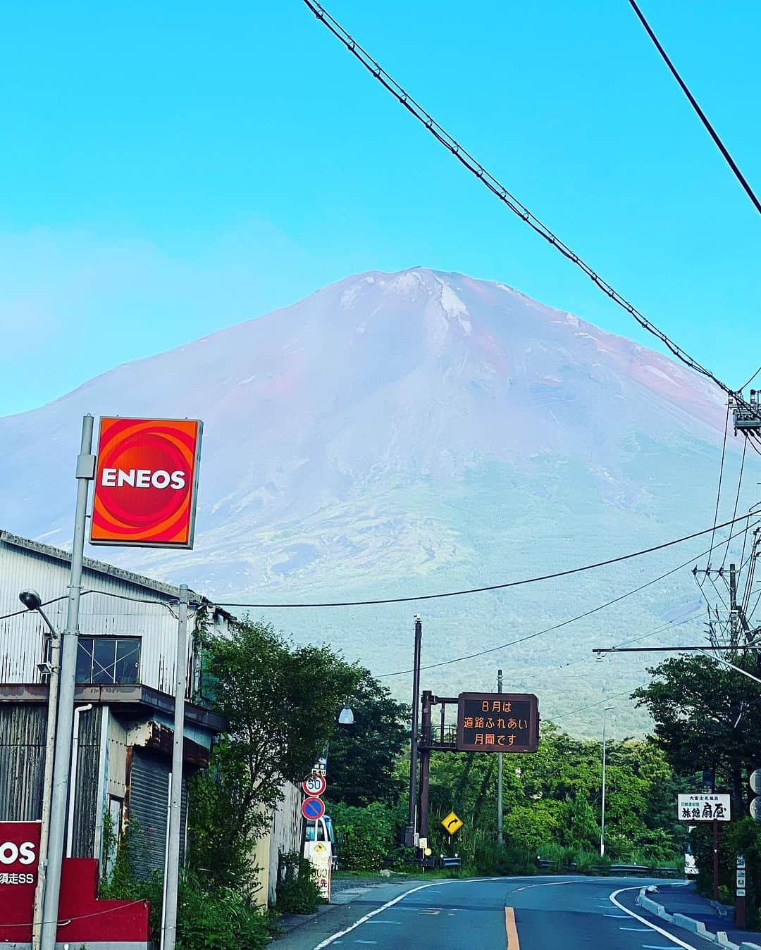 桜花由美さんのインスタグラム写真 - (桜花由美Instagram)「もう今年の富士登山は終わってしまいましたが、8月に筋トレとダイエットを兼ねて旦那さんと富士山に登ってきました！ 人生に1度は登ってみたいと思っていた富士山。 去年登ろうと思って、まず形から入る私は登山セットは準備しておいた。 靴、ストック、ライト、カッパ、リュックなど。  冬に高尾山の一番難しいコースを登って練習。 準備万端！ だけど、去年5月に膝を骨折し、断念…  その後去年の年末あたりから妊活に入ったので、もう富士山に登る事は無いだろう… と思っていた。  だがしかし… 卵巣嚢腫手術を決めたので、7月後半から妊活を休業。 手術は8月末。 今年登らないと一生登る事はないと思ったので、これは行くしかないと決めて行ってきました！  富士山には4つぐらいコースがあって、一番人気の吉田コースは初心者でも登りやすくて、登り降りで12時間ぐらいとネットに書いてあった。 今年から登山規制が掛かっていて、吉田コースが人気過ぎて登れなかったら嫌だから、他の登り口を調べてみた。 須走コースは登り下りは約10時間ぐらい。 最初森林の中を通るらしく、日焼けしずらい。 帰りは砂走りと言われる道を通って帰ると下山は早いらしい。 初心者だし10時間じゃ下りれないとは思っていたので、12時間ぐらいで帰って来れたら良いなと思ったし、あまり人が多くなく初心者でも行けると書いてあったので、須走コースにしてみた。  朝6時に道の駅すばしりに到着。 ここからバスで須走5号目までバスで向かう。 6時半のバスに乗り、7時に須走5号目に到着。  さあいよいよ登山開始です！ 富士山のアプリも入れたし、アプリ上では15時半ぐらいに下山完了出来るらしい。 きっと登山慣れしている人の計算だと思うんだけど、めちゃくちゃ早いな。 夕方には戻ってきたいと思いつつ、スタートから私はちゃんと登り切れるのか？と不安になりながら森林の中の岩の階段を登っていく。 日焼け対策で、長袖スパッツを履いて登ってるけど、暑い。 汗をかくので長袖を捲り、スパッツもたくし上げた。 まだ序盤なのに結構ハード。 標高はまだ2000メートルなのに、酸素は薄い気がする。  同じバスになっていた家族の子供達はスタスタと登っていく。 子供に負けた…  自分のペースで登る。 慣れている人は私をどんどん抜いていく。 アプリ上では1時間で登れる6号目に2時間掛かった。 大丈夫か？ ちゃんと登れるのか？ まだ6号目。 頂上までまだまだある。 こんな辛い道が続くのか？ と心が折れそうになる。  一生に1度は登ってみたい富士山だから、必ず頂上に行く！ 今回で最初で最後！ もう2度と登る事は無いので、絶対制覇するっ！と心に決めて登って行った。  でも、キツイ。 少し登るだけで動悸息切れ。 さすが富士山。 空気が薄くて辛いぜ。  そして、体重が増加した身体が重い。 重過ぎる…  登山は自分との戦いだと思った。 諦めようと思えば諦めて下山する事も出来る。 だけど、最後と決めているから絶対登り切ると自分に言い聞かせて登って行く。  森林を抜けると何も無くなるけど、霧が掛かって周りが見えづらい。 多分結構な高さはあるんだろうけど、何も見えない。 これが下から見る富士山の雲の中なのかしら？  雲のおかげで下が見えないので、高所恐怖症の私は助かった気がする。 下が見えていたらビビって登れなかったかも。  休憩する場所なんて殆どない。 疲れたら岩に座るしかない。  山小屋があっても10分ぐらい休憩してすぐ出発する。 座ったら立ち上がれる自信が無くなる。 少し登るだけで、すぐに足がパンパンになってしまう。 動悸が止まらない。 喋る気力も無くなる。 自分と戦い、気合いだけで登って行く。  高山病が怖かった。 空気が薄いので空気がなかなか入って来ない。 大きく吸って、ふーと吐く事を繰り返し、酸素を沢山取り込む事を意識しながら登った。 旦那さんは高山病になったみたいで、頭痛がすると言って、ロキソニンを飲んで何とか頑張っていました。  一番キツイかったのは9号目から頂上まで。  吉田コースと8号目ぐらいから合流するんだけど、8号目からめちゃくちゃハードになっていく。 えっ？ このコースは初心者でも登れるんじゃないの？！ って思うぐらいハードになった。 こんな急な岩山を皆は登ってるの？ テレビで見るより急過ぎる。 自分に登り切る自信が無くなっていく。  それでも、軽装な外国人や子供達がどんどん登って進んで見えなくなっていく。 すげーと思いながら、尊敬しました。 そして私は負けている。 こんなんじゃダメだ！ と自分を奮い立たせ、一歩一歩登る。  この日の天候は良かった。 雨は降らなかったし、寒くもなかった。  9号目ぐらいから雲が晴れて、下が見え始めた時、 『私やっぱり高いところ嫌いだわ。怖い。どうしよう』 って恐怖と戦いながら、岩を登った。 マジで怖いから、立つ事は出来ず、這いつくばって頂上まで登って行った。  頂上に着いたのは夕方の5時。 頂上まで登るのに10時間も掛かってしまった。 ネットに5時間で登れるって書いてあったのに… あれは誰が登ったら5時間ぐらいで登れるの？ 登山上級者の時間だろうな。  #富士山  #富士山登山  #wavepro」9月13日 11時46分 - ohkayumi