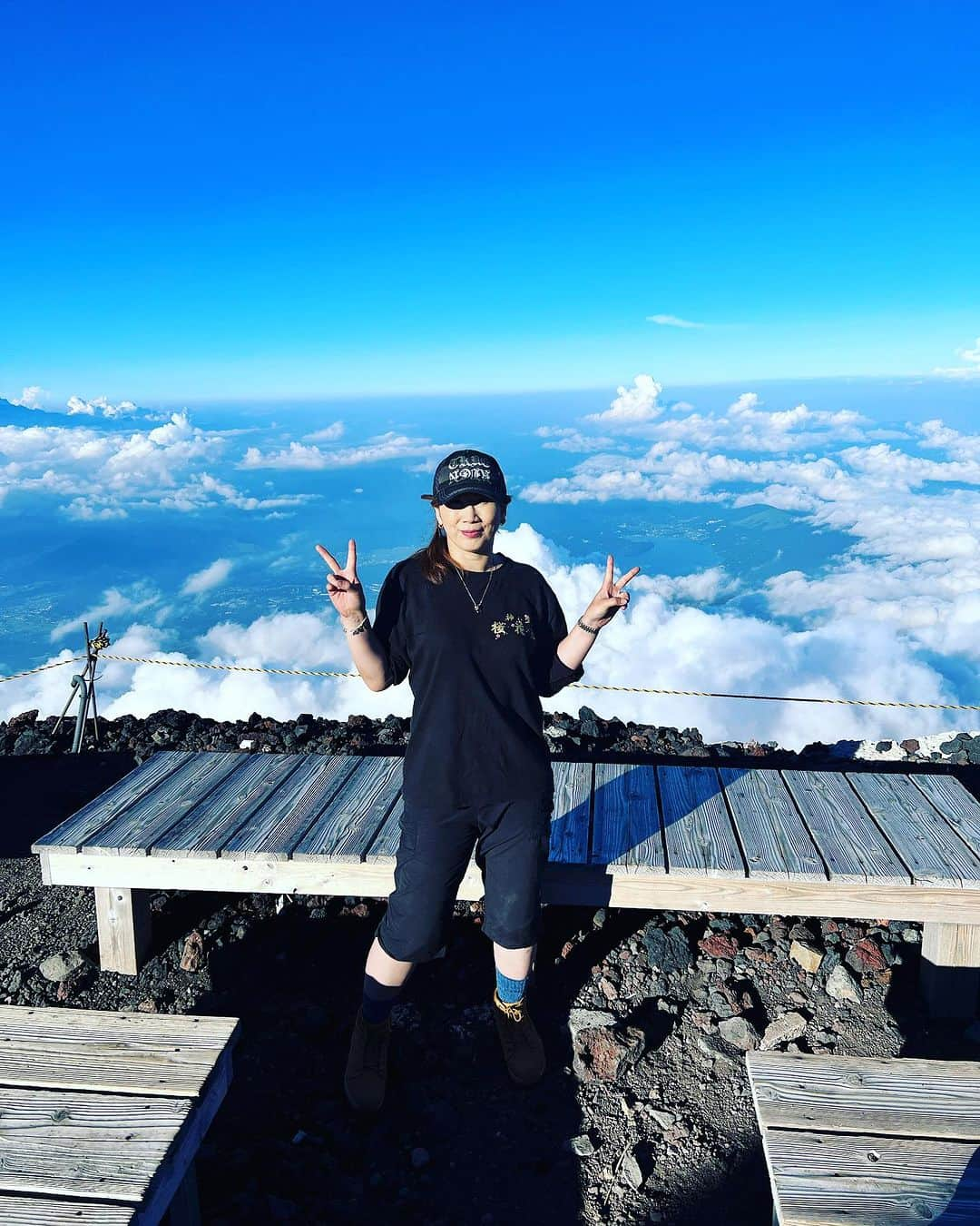 桜花由美のインスタグラム：「もう今年の富士登山は終わってしまいましたが、8月に筋トレとダイエットを兼ねて旦那さんと富士山に登ってきました！ 人生に1度は登ってみたいと思っていた富士山。 去年登ろうと思って、まず形から入る私は登山セットは準備しておいた。 靴、ストック、ライト、カッパ、リュックなど。  冬に高尾山の一番難しいコースを登って練習。 準備万端！ だけど、去年5月に膝を骨折し、断念…  その後去年の年末あたりから妊活に入ったので、もう富士山に登る事は無いだろう… と思っていた。  だがしかし… 卵巣嚢腫手術を決めたので、7月後半から妊活を休業。 手術は8月末。 今年登らないと一生登る事はないと思ったので、これは行くしかないと決めて行ってきました！  富士山には4つぐらいコースがあって、一番人気の吉田コースは初心者でも登りやすくて、登り降りで12時間ぐらいとネットに書いてあった。 今年から登山規制が掛かっていて、吉田コースが人気過ぎて登れなかったら嫌だから、他の登り口を調べてみた。 須走コースは登り下りは約10時間ぐらい。 最初森林の中を通るらしく、日焼けしずらい。 帰りは砂走りと言われる道を通って帰ると下山は早いらしい。 初心者だし10時間じゃ下りれないとは思っていたので、12時間ぐらいで帰って来れたら良いなと思ったし、あまり人が多くなく初心者でも行けると書いてあったので、須走コースにしてみた。  朝6時に道の駅すばしりに到着。 ここからバスで須走5号目までバスで向かう。 6時半のバスに乗り、7時に須走5号目に到着。  さあいよいよ登山開始です！ 富士山のアプリも入れたし、アプリ上では15時半ぐらいに下山完了出来るらしい。 きっと登山慣れしている人の計算だと思うんだけど、めちゃくちゃ早いな。 夕方には戻ってきたいと思いつつ、スタートから私はちゃんと登り切れるのか？と不安になりながら森林の中の岩の階段を登っていく。 日焼け対策で、長袖スパッツを履いて登ってるけど、暑い。 汗をかくので長袖を捲り、スパッツもたくし上げた。 まだ序盤なのに結構ハード。 標高はまだ2000メートルなのに、酸素は薄い気がする。  同じバスになっていた家族の子供達はスタスタと登っていく。 子供に負けた…  自分のペースで登る。 慣れている人は私をどんどん抜いていく。 アプリ上では1時間で登れる6号目に2時間掛かった。 大丈夫か？ ちゃんと登れるのか？ まだ6号目。 頂上までまだまだある。 こんな辛い道が続くのか？ と心が折れそうになる。  一生に1度は登ってみたい富士山だから、必ず頂上に行く！ 今回で最初で最後！ もう2度と登る事は無いので、絶対制覇するっ！と心に決めて登って行った。  でも、キツイ。 少し登るだけで動悸息切れ。 さすが富士山。 空気が薄くて辛いぜ。  そして、体重が増加した身体が重い。 重過ぎる…  登山は自分との戦いだと思った。 諦めようと思えば諦めて下山する事も出来る。 だけど、最後と決めているから絶対登り切ると自分に言い聞かせて登って行く。  森林を抜けると何も無くなるけど、霧が掛かって周りが見えづらい。 多分結構な高さはあるんだろうけど、何も見えない。 これが下から見る富士山の雲の中なのかしら？  雲のおかげで下が見えないので、高所恐怖症の私は助かった気がする。 下が見えていたらビビって登れなかったかも。  休憩する場所なんて殆どない。 疲れたら岩に座るしかない。  山小屋があっても10分ぐらい休憩してすぐ出発する。 座ったら立ち上がれる自信が無くなる。 少し登るだけで、すぐに足がパンパンになってしまう。 動悸が止まらない。 喋る気力も無くなる。 自分と戦い、気合いだけで登って行く。  高山病が怖かった。 空気が薄いので空気がなかなか入って来ない。 大きく吸って、ふーと吐く事を繰り返し、酸素を沢山取り込む事を意識しながら登った。 旦那さんは高山病になったみたいで、頭痛がすると言って、ロキソニンを飲んで何とか頑張っていました。  一番キツイかったのは9号目から頂上まで。  吉田コースと8号目ぐらいから合流するんだけど、8号目からめちゃくちゃハードになっていく。 えっ？ このコースは初心者でも登れるんじゃないの？！ って思うぐらいハードになった。 こんな急な岩山を皆は登ってるの？ テレビで見るより急過ぎる。 自分に登り切る自信が無くなっていく。  それでも、軽装な外国人や子供達がどんどん登って進んで見えなくなっていく。 すげーと思いながら、尊敬しました。 そして私は負けている。 こんなんじゃダメだ！ と自分を奮い立たせ、一歩一歩登る。  この日の天候は良かった。 雨は降らなかったし、寒くもなかった。  9号目ぐらいから雲が晴れて、下が見え始めた時、 『私やっぱり高いところ嫌いだわ。怖い。どうしよう』 って恐怖と戦いながら、岩を登った。 マジで怖いから、立つ事は出来ず、這いつくばって頂上まで登って行った。  頂上に着いたのは夕方の5時。 頂上まで登るのに10時間も掛かってしまった。 ネットに5時間で登れるって書いてあったのに… あれは誰が登ったら5時間ぐらいで登れるの？ 登山上級者の時間だろうな。  #富士山  #富士山登山  #wavepro」