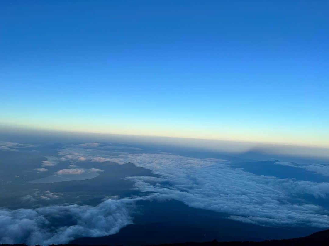 桜花由美のインスタグラム：「本当は富士山の鉢を回りたかったんだけど、鉢を一周すると1時間以上掛かるみたいなので、断念。 とりあえず頂上に到着出来たのでよしとしよう。  頂上から見る景色は綺麗だった。 いつも見上げている富士山から地上を見下げてるなんて初めての経験だし、頂上まで来れた自分を褒めてあげたい。 私、良く頑張った！  まるで飛行機の中にいるみたい。 飛行機から見える地上だった。 綺麗だなぁ。  山小屋に泊まらず、その日のうちに下山予定だったので、なるべく早く下山しようと思い、30分ほど休憩してすぐ下山開始。  5時半には下り始めた。 下りは砂。 滑る。 山慣れしてる人は走って下りるらしい。 走って下りるなんて怖い。 転げ落ちたらどうするの？！と思いながら、一歩一歩ザッザッザッと滑り落ちない様にストップをしながら下りていく。  登りは少し登るだけで、動悸息切れがしたのに下りは動悸息切れがない。 その分楽だけど、足はパンパン。 砂に足を取られ、何回も転けて尻餅を着いた。  7時過ぎた辺りから真っ暗になった。 真っ暗の中、ヘッドライトと懐中電灯を頼りに砂走りを下りていく。 真っ暗じゃなかったらもうちょっと早く下りれたかもしれないんだけど、暗過ぎて、進むのもゆっくりになる。 砂の中にたまに大きな岩が出てるので、岩につまづかないように慎重に下りていく。  下っている時に、あまりにも暗くて看板を見落とし、途中ルートから外れた事をアプリが教えてくれた。 『ルートから外れました』 そうスマホから聞こえてきた時の絶望感よ。 このまま遭難してしまうのか？ 戻った方が良いのか？ 道は繋がってるのか？ とりあえず地図を見る。 結構下りてきてしまっている。 だけど、ルートではないけど、今歩いている道が7号目で下山ルートに合流出来る事が分かった。 一安心。 とりあえず真っ暗で怖いけど、合流出来ることを信じて進んで行く。  足を止めたらいけない気がして無言で下りていく。 でも、たまに砂で滑ってしまいそのまま尻餅を着き、しばらく立ち上がれなくなる。  夜の8時。 私たちの他に誰も降りて来る人は居ない。 下の方に灯りが見えるけど、遠い。  ずっと砂を滑り落ちないように慎重に降りて行く。 お互い無言。 ただ下りる事に必死。  外れたルートから元のルートに戻れた時の安堵感。 良かった。 ちゃんと元の道に戻れた。  宿に泊まらないで下りる弾丸ツアー。 甘く見てたし、舐めてたわ。  富士山は大敵だった。 ご飯をろくに食べず。 というか疲れ過ぎて食べれない。 水分ばかりを飲んでいる。 2人で7ℓ持ってきた水分はどんどん無くなっていく。  アプリでは9時に下山到着予定なのに、全然5号目に到着しない。  山の上だから電気が無くて星空はめちゃくちゃ綺麗だった。  5号目まであと少しって頃に、登山しにいく人とすれ違う。 何組かとすれ違った。 今から登ってご来光見るんだなぁ。 こんな真っ暗な中登って行くなんて無謀だわ。と思いながらすれ違って行く。  やっとスタート地点の5号目に着いたのは22時半。 登り始めてトータルで15時間半掛かったわ… マジで舐めてたな。 5号目に降りても、タクシーが全く居なくて、自分たちの車のある所まで下りられない。  ちょうどタクシー待ちの人達が居て、タクシー会社に電話しても捕まらなくてやっと一台捕まったと教えてくれた。 その方達が乗って行くタクシーの運転手さんにまた戻ってきてもらえる事になった。  無事に下山出来た事にホッとした。 アプリを入れていなかったら遭難していたかもしれない。 登山する時はひたすら頂上を目指し、下山する時はひたすらスタート地点を目指した。  楽しかったか？って聞かれたら、全然楽しくなかった。 ただただ辛かった。 ただただ自分との戦いだった。 もう二度と登らない。 だけど、人生で一度登る価値はあった。 それも登ったのが旦那さんだったから良かったと思った。 結婚生活も人生山あり谷あり。 めちゃくちゃ高い山を2人で乗り越えた。 これ以上の山を乗り越える事はない。 困難を乗り越えられたから、この先もきっと一緒に乗り越える事が出来るんだろうなと思った。  富士山は2人共登ってみたかったけど、私が須走コースを選んだ。 もし途中で『なぜこのコースにしたんだ』とか『登らなきゃ良かった』とか言われてたらキレてたな。 登ってる時は『疲れた』『足が痛い』ぐらいしか喋ってなかったけど、目標は一緒『もう二度と登らないから登り切る』だった。 なので、最後までやり遂げた。  明るいところで、腕を見たら日焼けをしていた。 日焼け止め一回だけしか塗らなかったから、めちゃくちゃ焼けていた。 あまり日が照ってた訳じゃないから焼けるとは全然思ってなかったわ。 山の上だから？ 日が近いから？ 変な焼け方をしてしまった…  富士山は舐めた自分を殴りたい。 初心者で登りに行く人はちゃんと調べてからが良い。 ご来光を見たくて登った訳じゃないので、山小屋に泊まる予定は組まなかったけど、弾丸はやめておいた方がいい。 時間に余裕を持って、自分との戦いに勝てる精神力がキーとなる。  人生一度切り。 富士山を登るっていう目標は制覇した！ もう二度と登らない！  #富士山登山  #富士山」