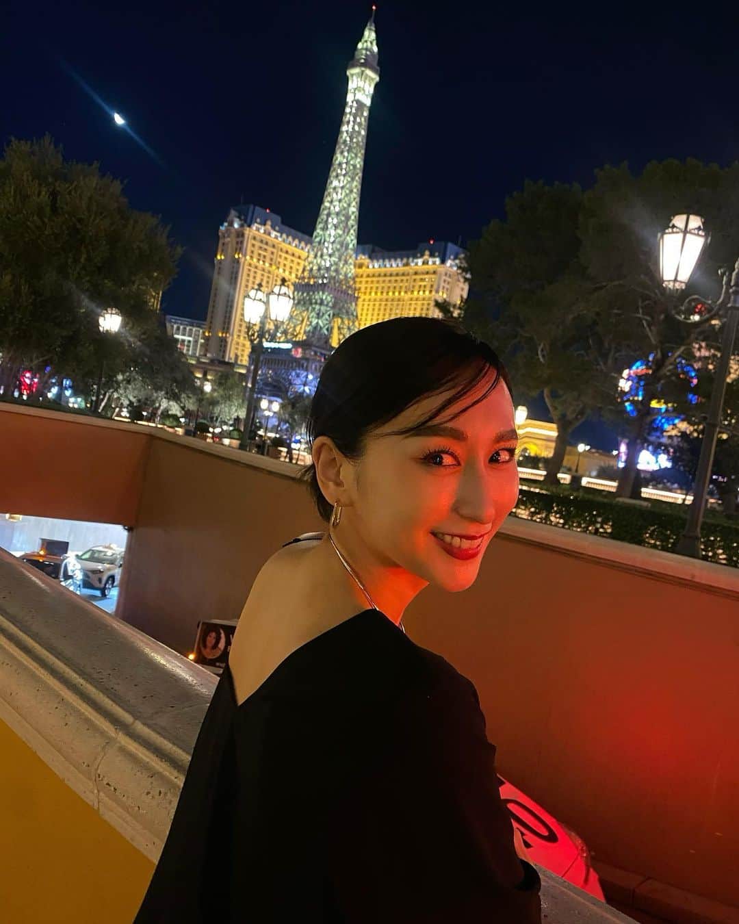 浅田舞さんのインスタグラム写真 - (浅田舞Instagram)「⁡ エッフェル塔が見えていますが 𝐿𝑎𝑠 𝑉𝑒𝑔𝑎𝑠です🇺🇸 ⁡ どこに行っても、煌びやかな、煌びやか過ぎる街に 驚きつつ たくさんのショーを堪能して🎭 刺激たくさんの楽しい街でした.」9月13日 12時01分 - asadamai717