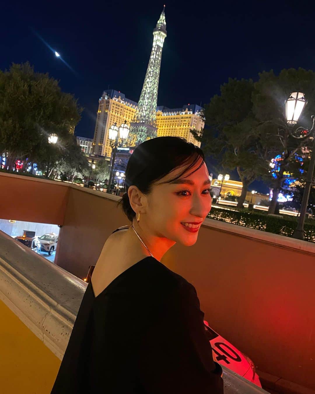 浅田舞のインスタグラム：「⁡ エッフェル塔が見えていますが 𝐿𝑎𝑠 𝑉𝑒𝑔𝑎𝑠です🇺🇸 ⁡ どこに行っても、煌びやかな、煌びやか過ぎる街に 驚きつつ たくさんのショーを堪能して🎭 刺激たくさんの楽しい街でした.」