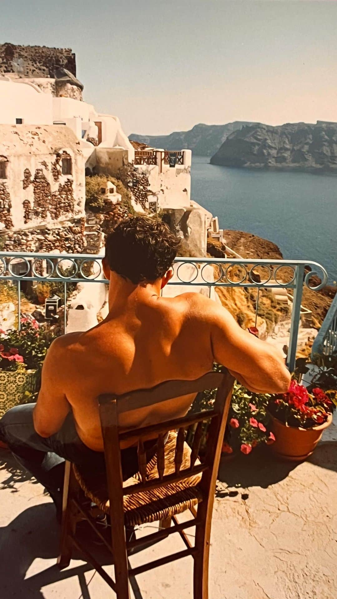 マイケル・レイディのインスタグラム：「I’ve had the great fortune to have worked in some spectacular locations. #Santorini is at the top of the list. Enjoy this vintage throwback.  #sisterhoodofthetravelingpants #kostos」