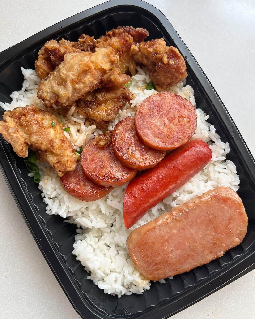 Zippy's Restaurantsのインスタグラム：「Talk about a delicious and easy way to support Maui right now: Get the Kōkua for Maui Pac from @zippys 🤙🏽   It features a slice of Spam, a red hot dog, Portuguese sausage and Korean chicken on a bed of rice. 😋   For each Kōkua for Maui Pac sold, @zippys will donate $2 ✌🏼 to the Maui Strong Fund of @hawaiicommunityfoundation from Sept. 1 to Dec. 31. … #mauistrong #nextstopzippys #zippys #zippysambassador #platelunch #hawaiifoodie #hawaiifood #hawaiieats #onokinegrindz #localkinegrindz #supportlocalhawaii #supportmaui」